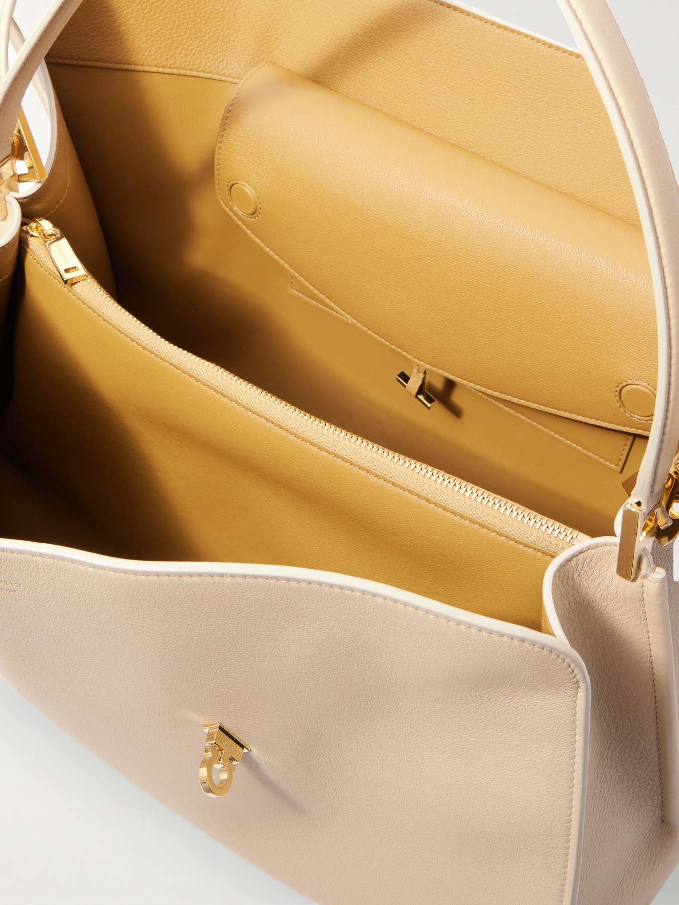 Hug medium leather tote Beige - 5
