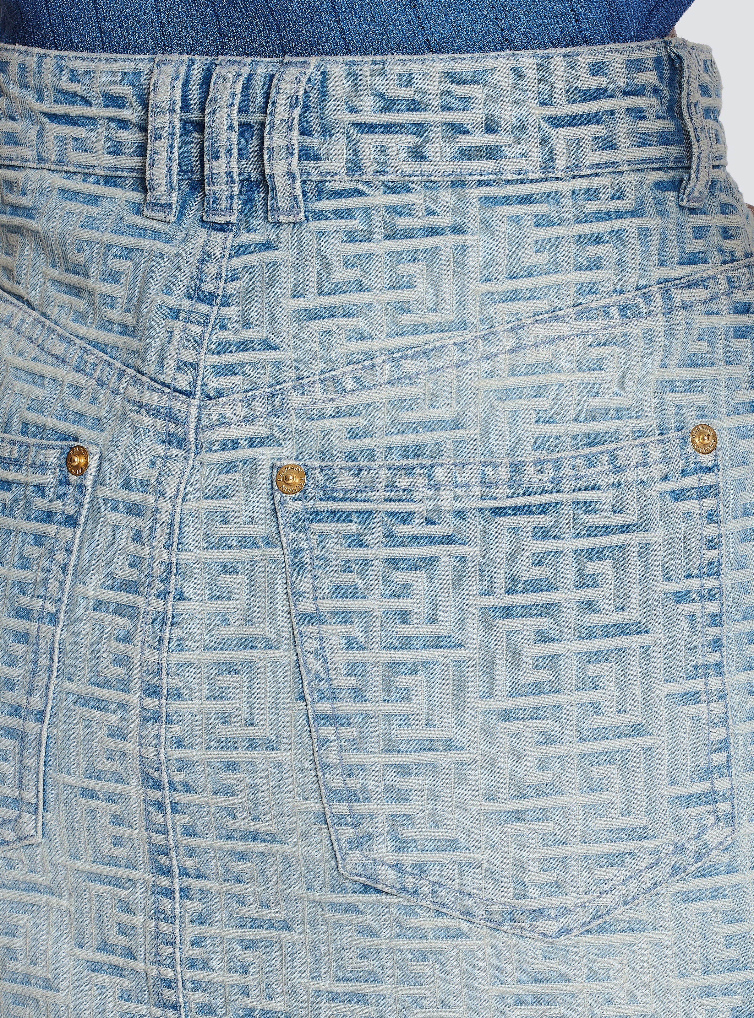 Monogrammed short denim skirt - 7