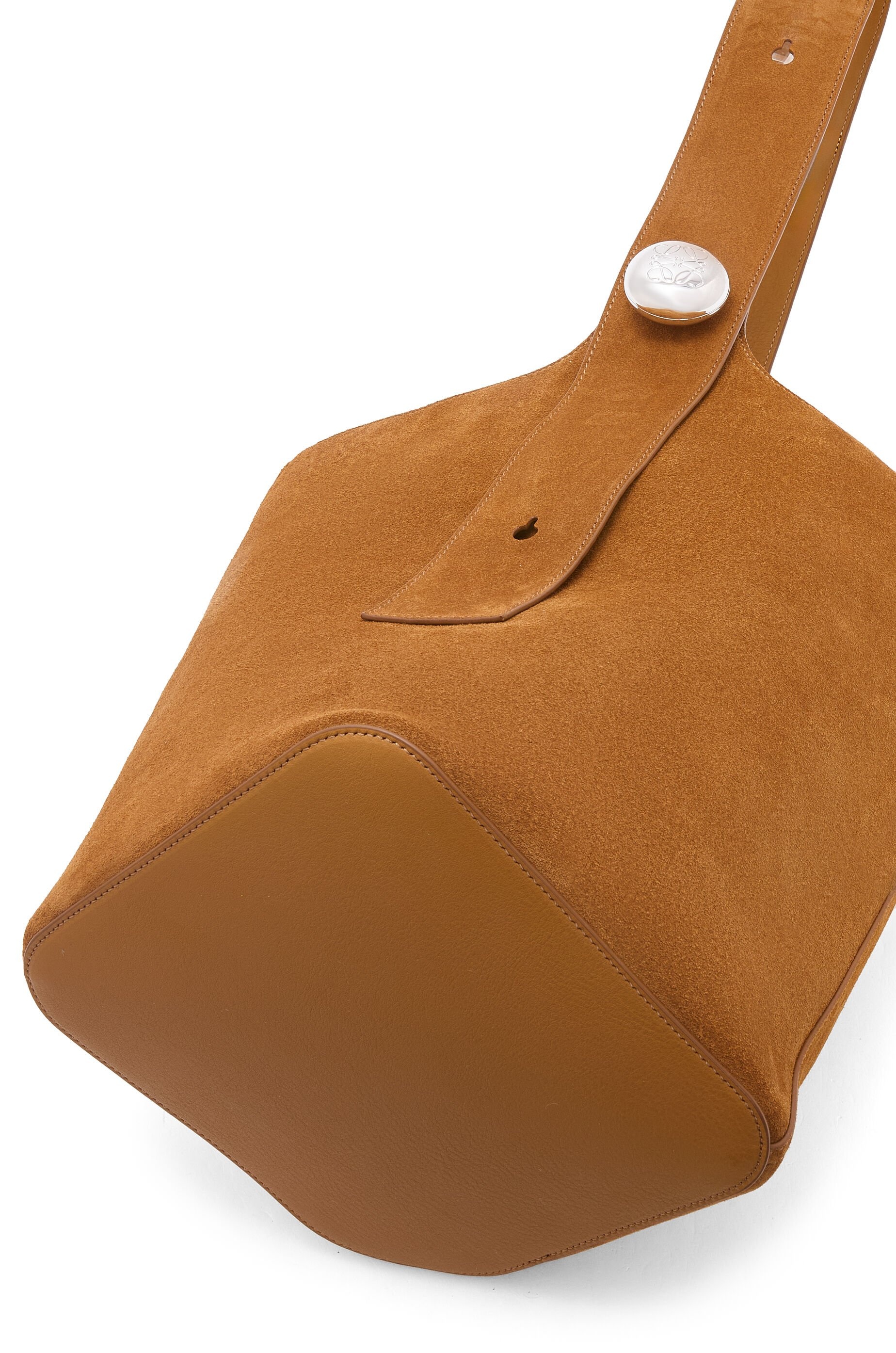 ショルダーバッグ LOEWE CARAMEL SUEDE LARGE PEBBLE BUCKET BAG LOEWE Pebble embellished suede bucket bag | NET-A-PORTER