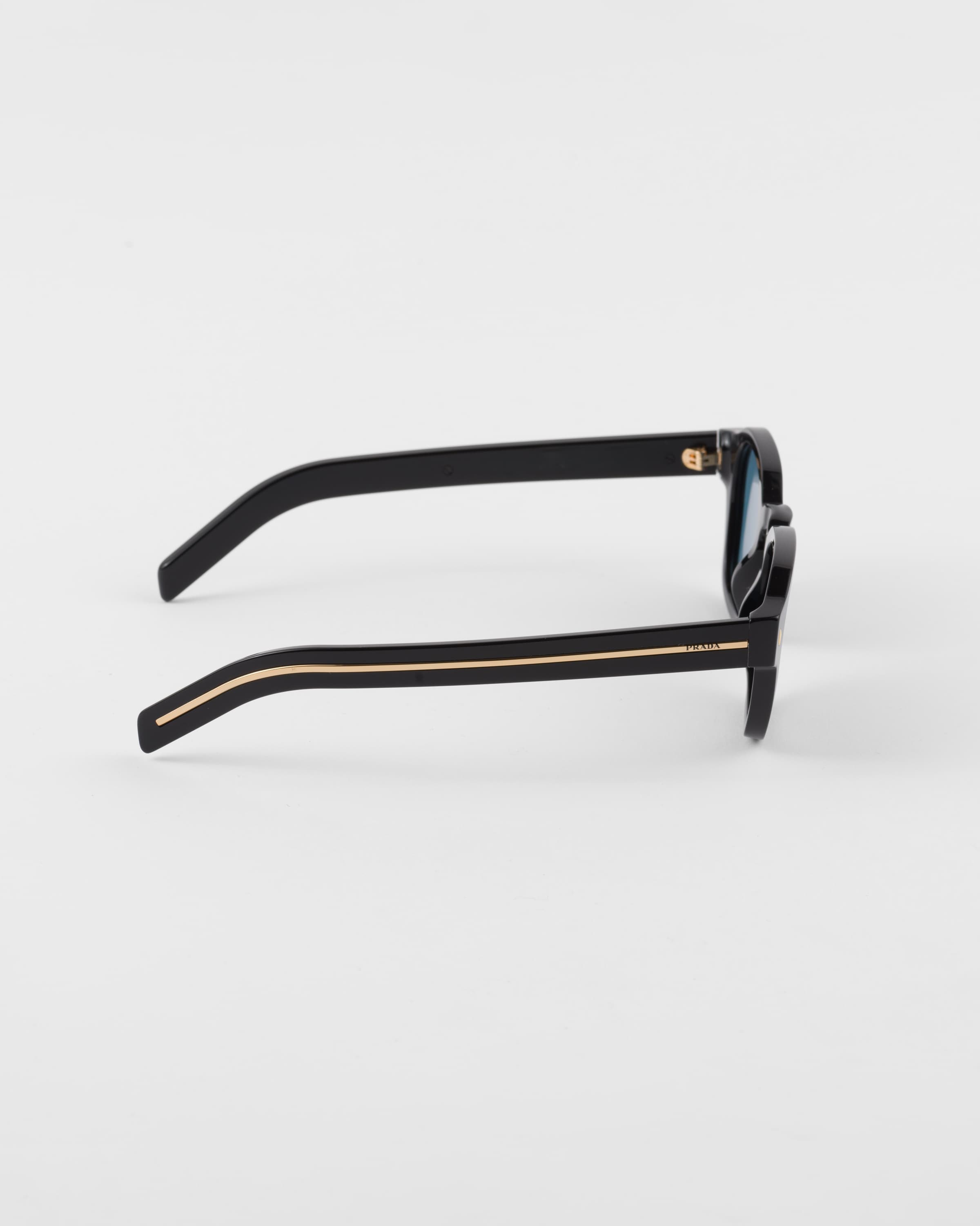 Sunglasses with iconic metal plaque - 4