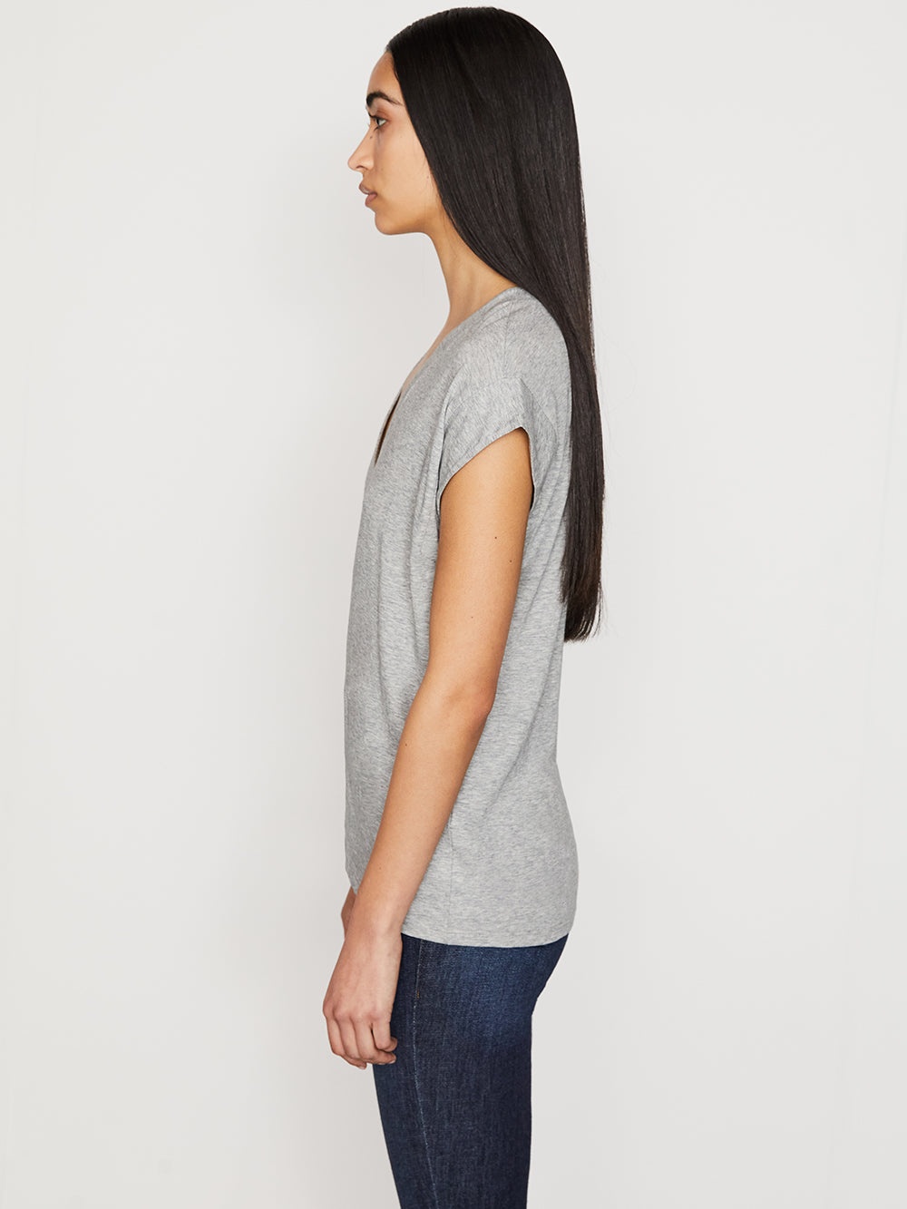 Le Mid Rise V Neck Tee in Gris Heather - 4