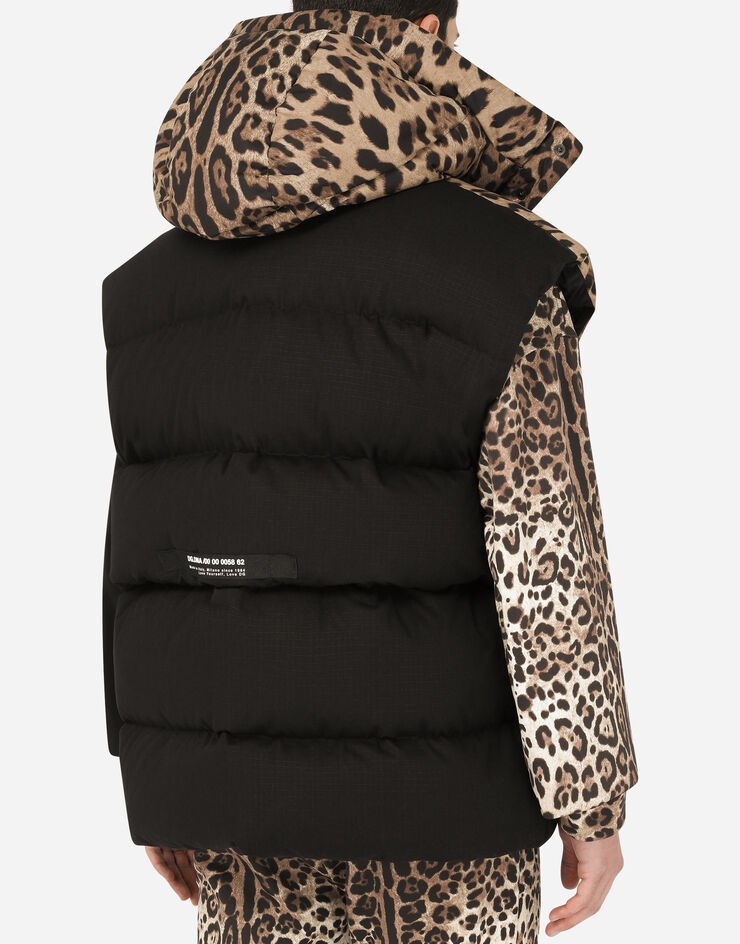 Quilted gilet with hood and branded plate - 5