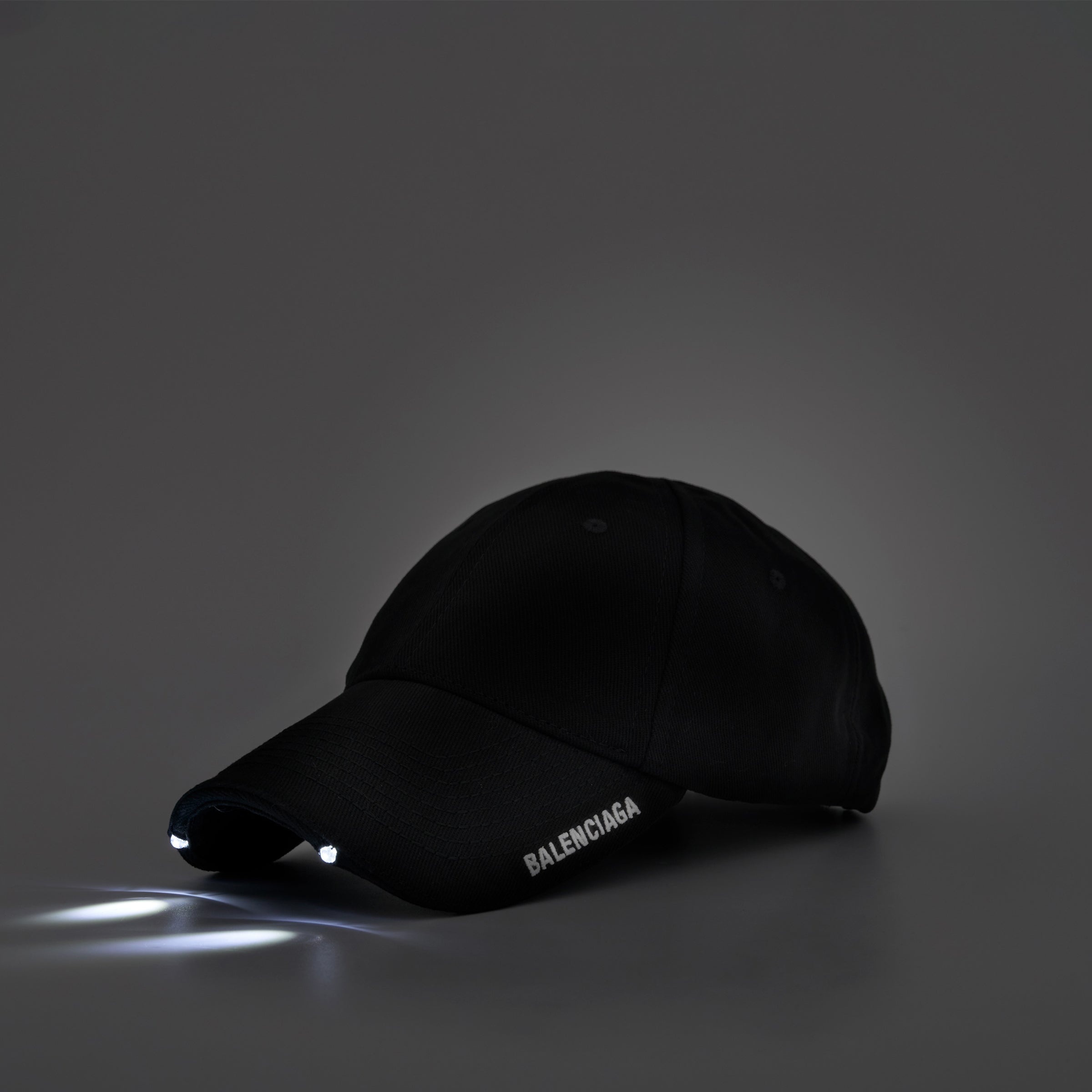 BALENCIAGA ライト付きキャップ BALENCIAGA Led Light Cap in Black/White | marais | REVERSIBLE