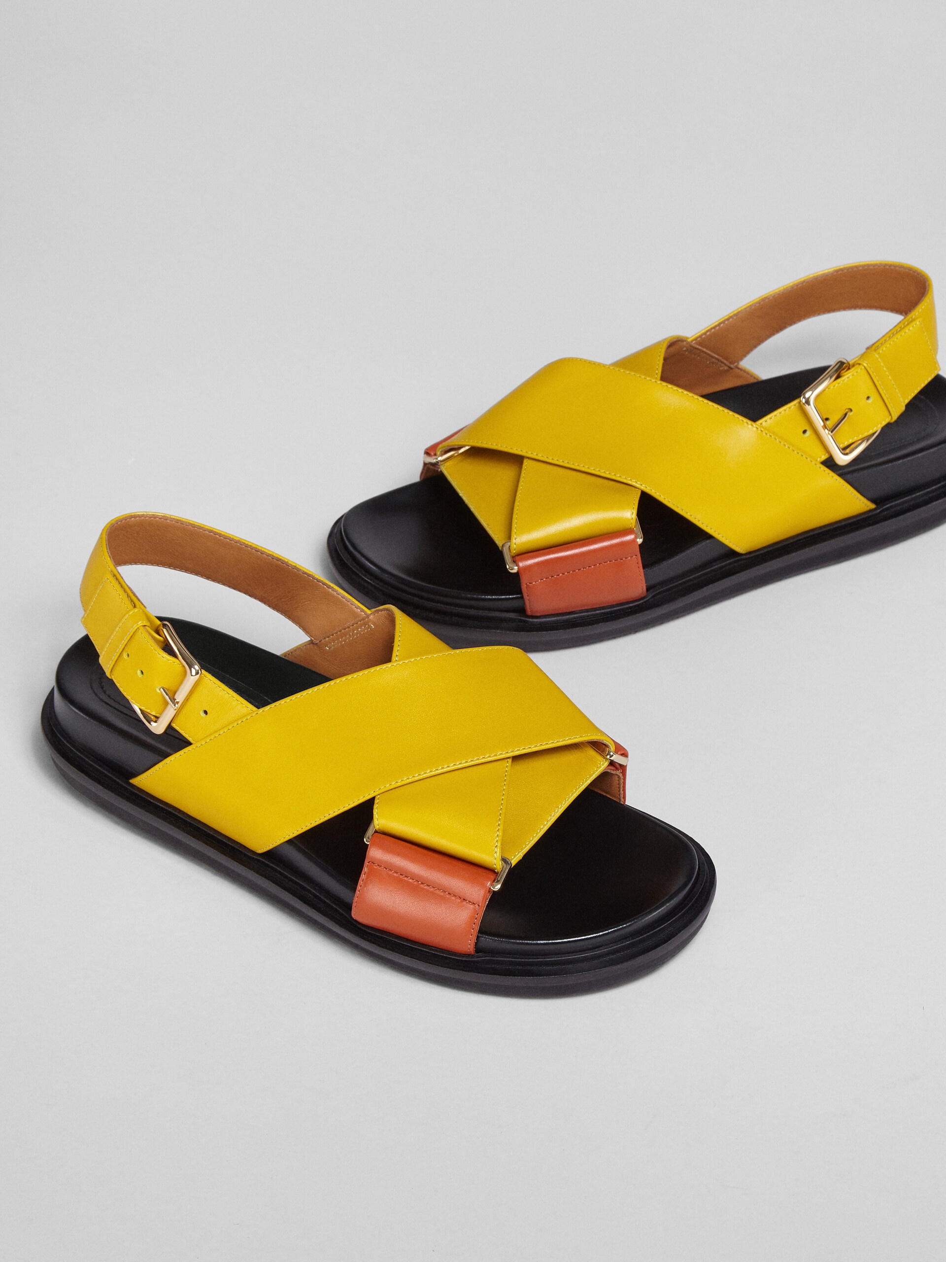 YELLOW AND ORANGE LEATHER FUSSBETT - 5