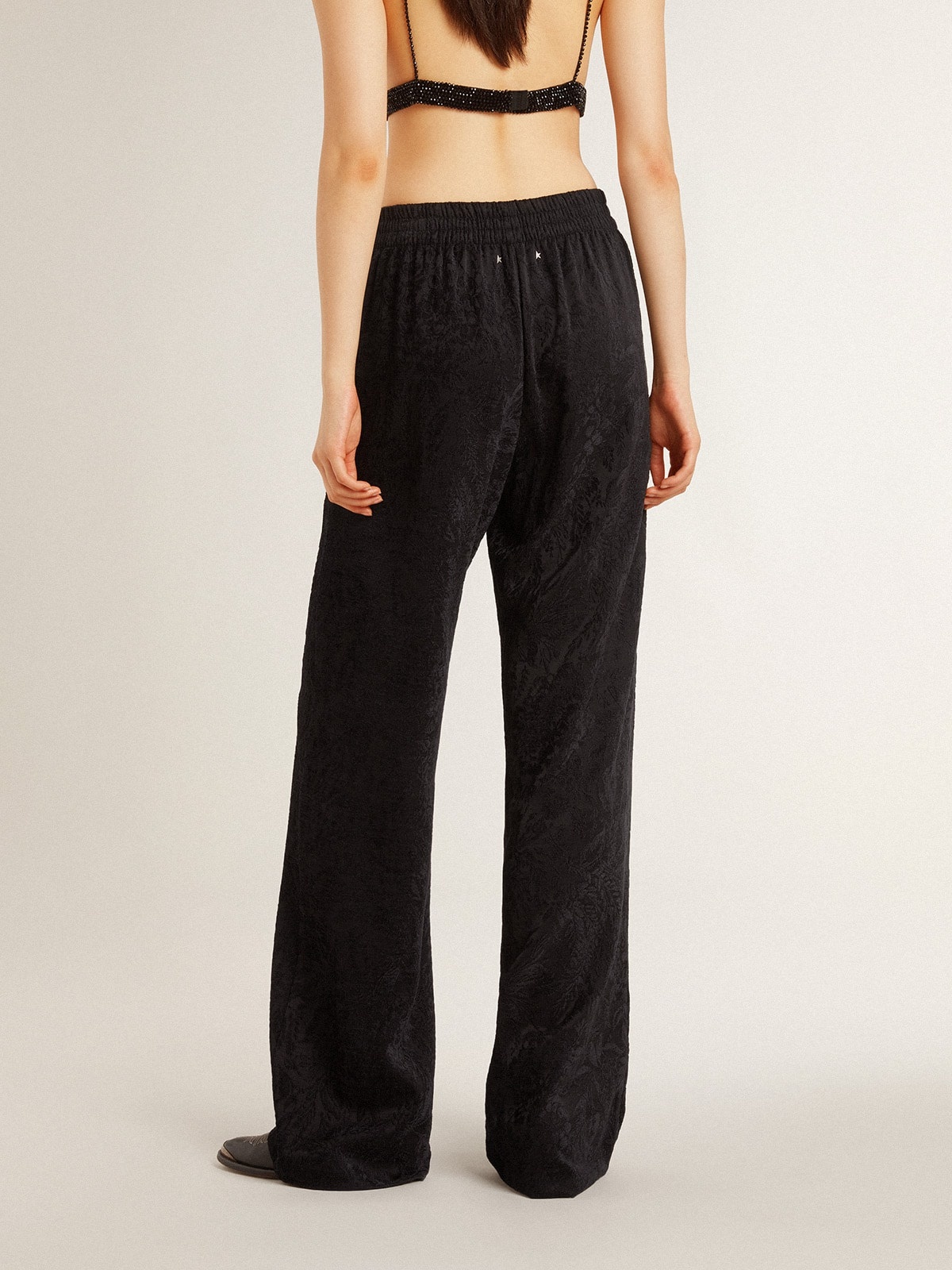Women's black joggers with a tone-on-tone toile de jouy print - 4