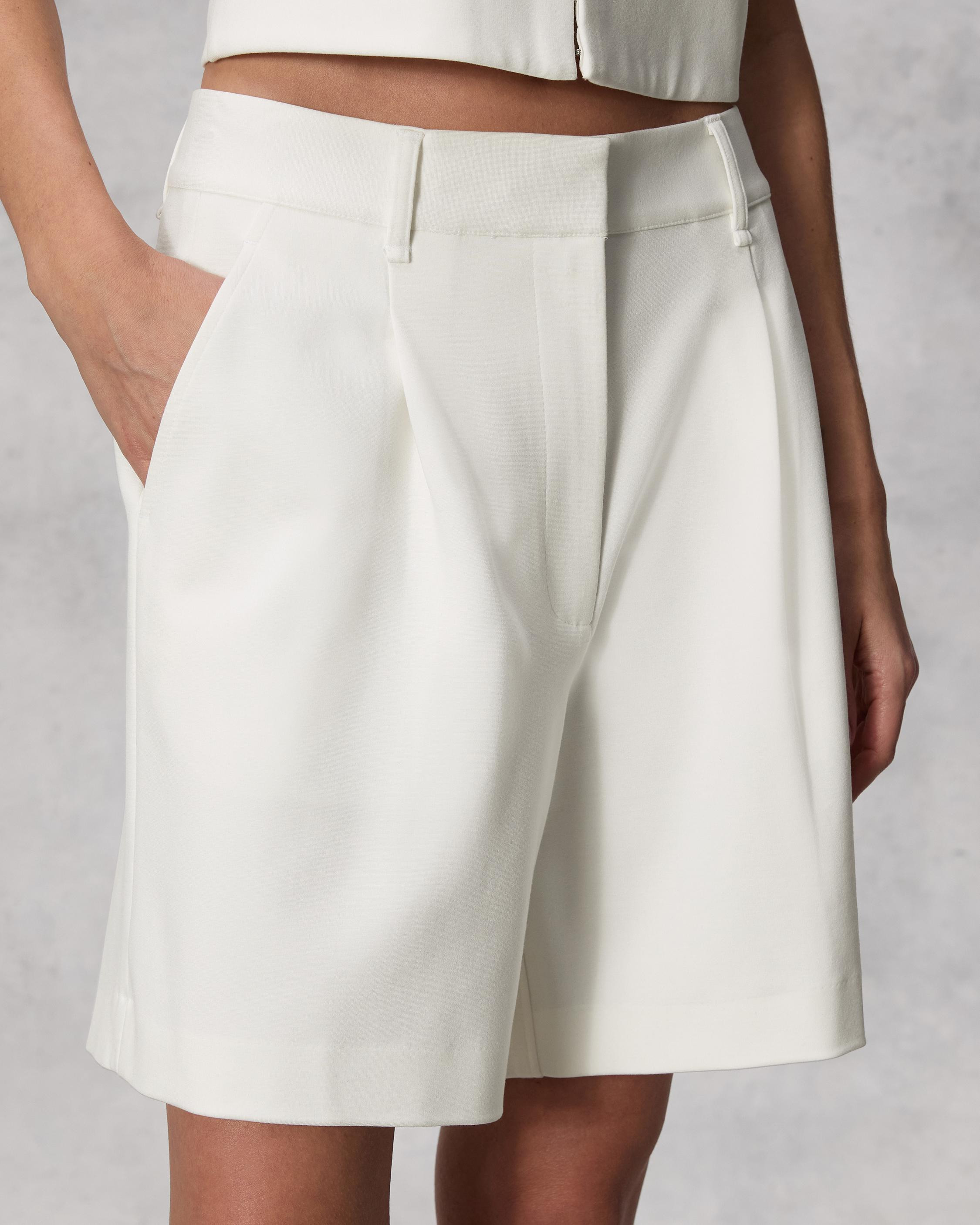 Irina Ponte 12.5" Short
Slim Fit - 6