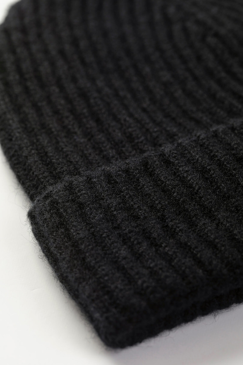 Johnstons of Elgin Ribbed Black Cashmere Beanie outlook