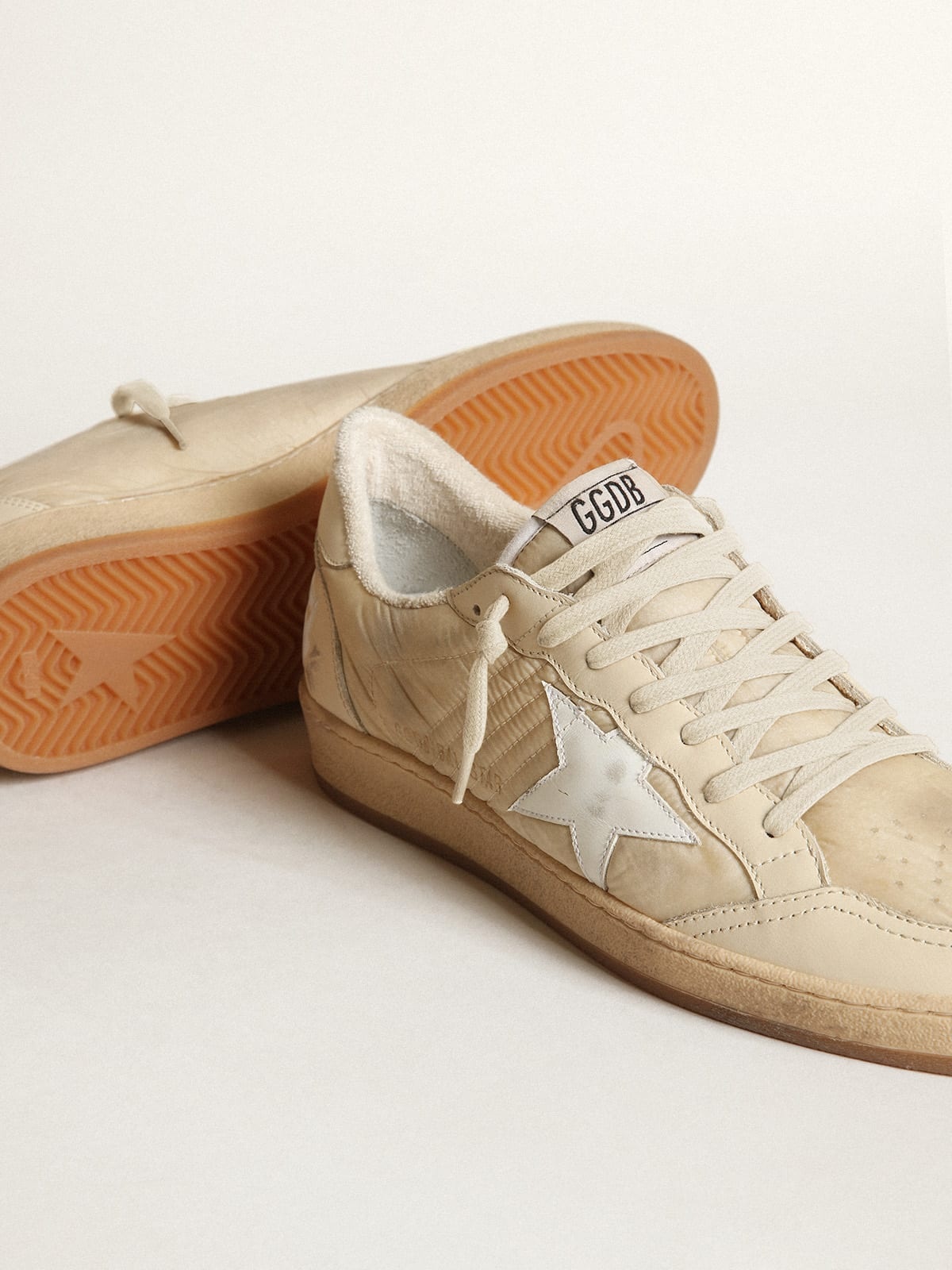 スニーカー GOLDEN  Women Sneakers GWF00117 F00682715710 Beige Golden Goose Women's Ball Star sneakers in milk-white nylon
