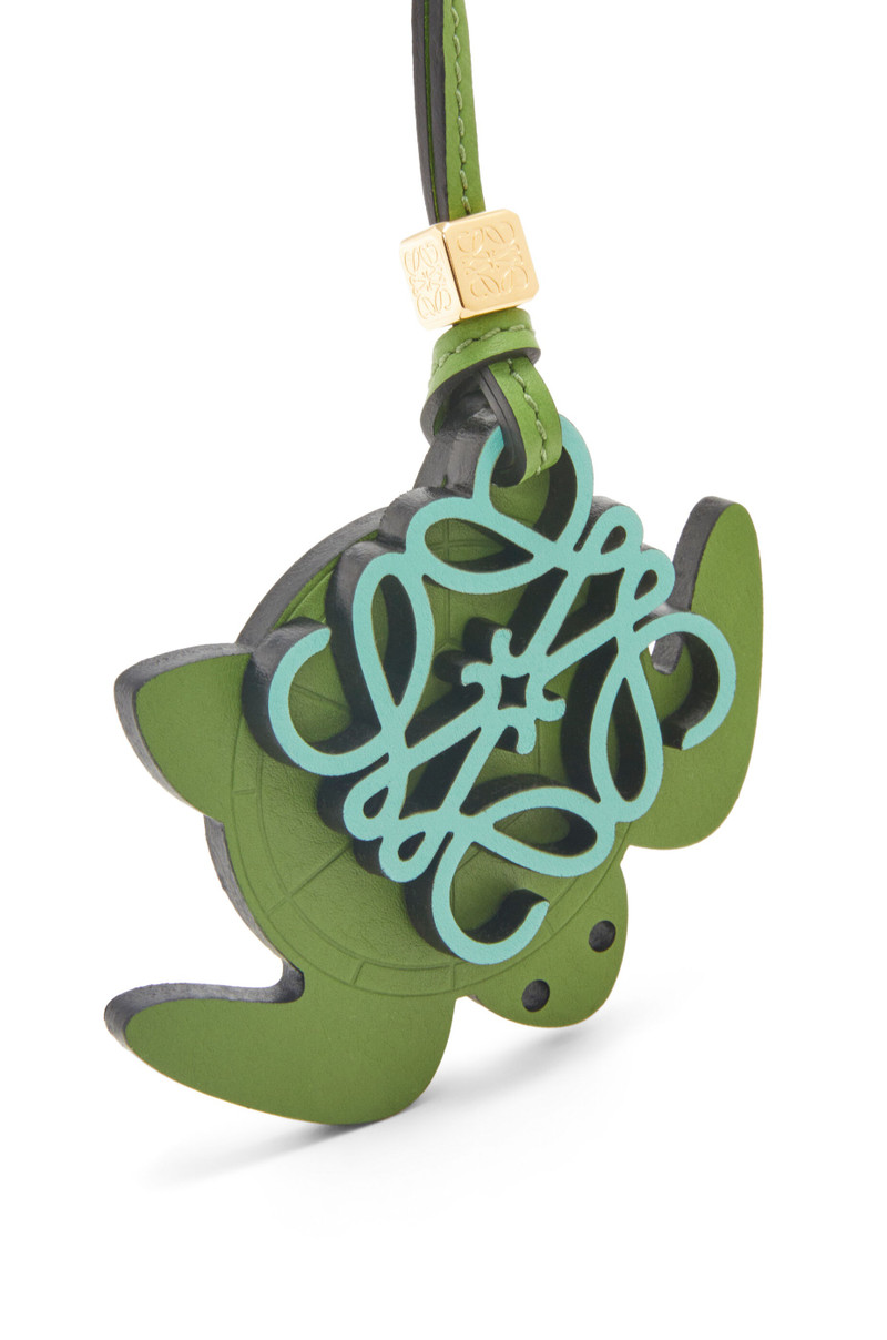 Loewe Turtle charm in classic calfskin outlook