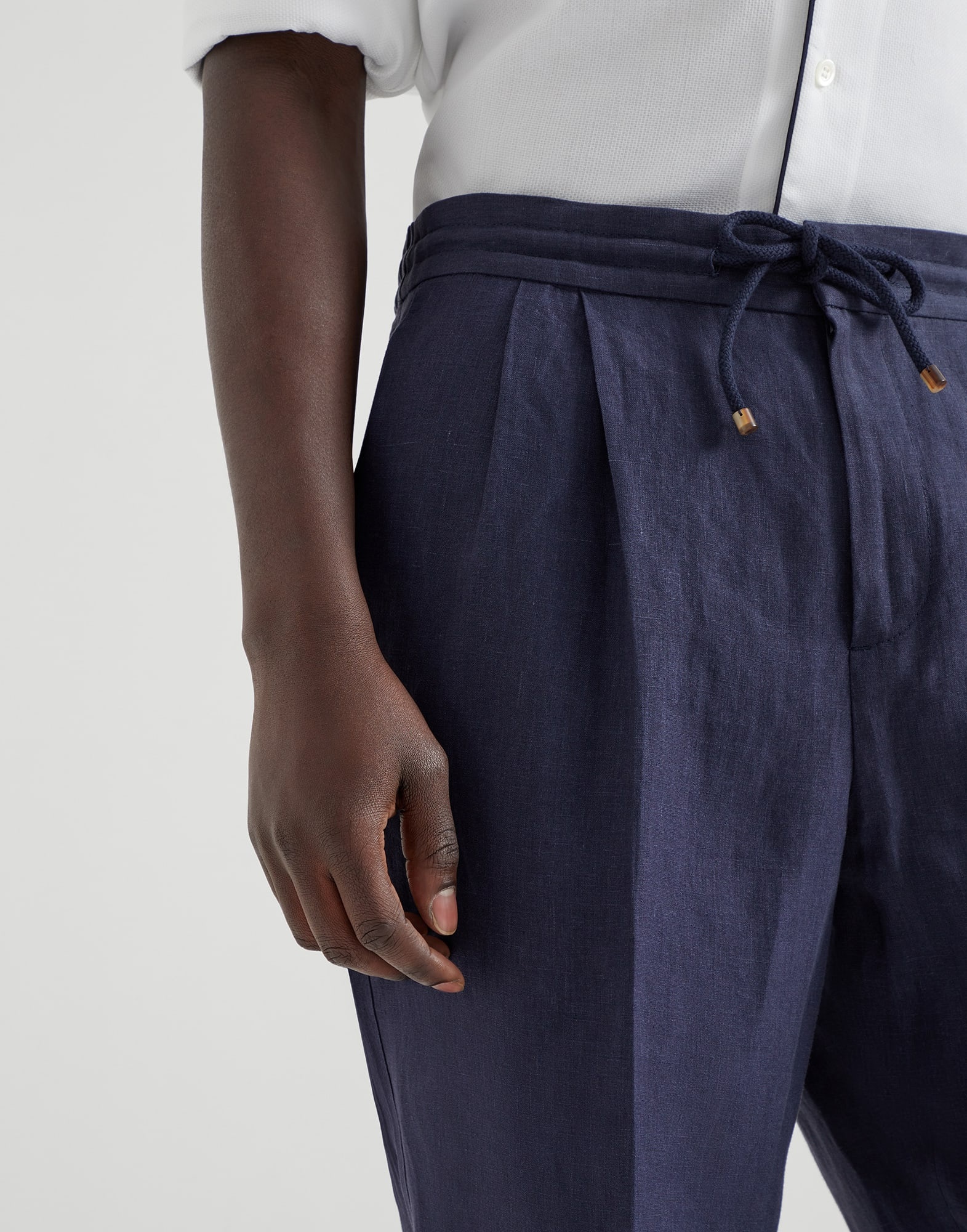 Linen leisure fit trousers with drawstring and double pleats - 3
