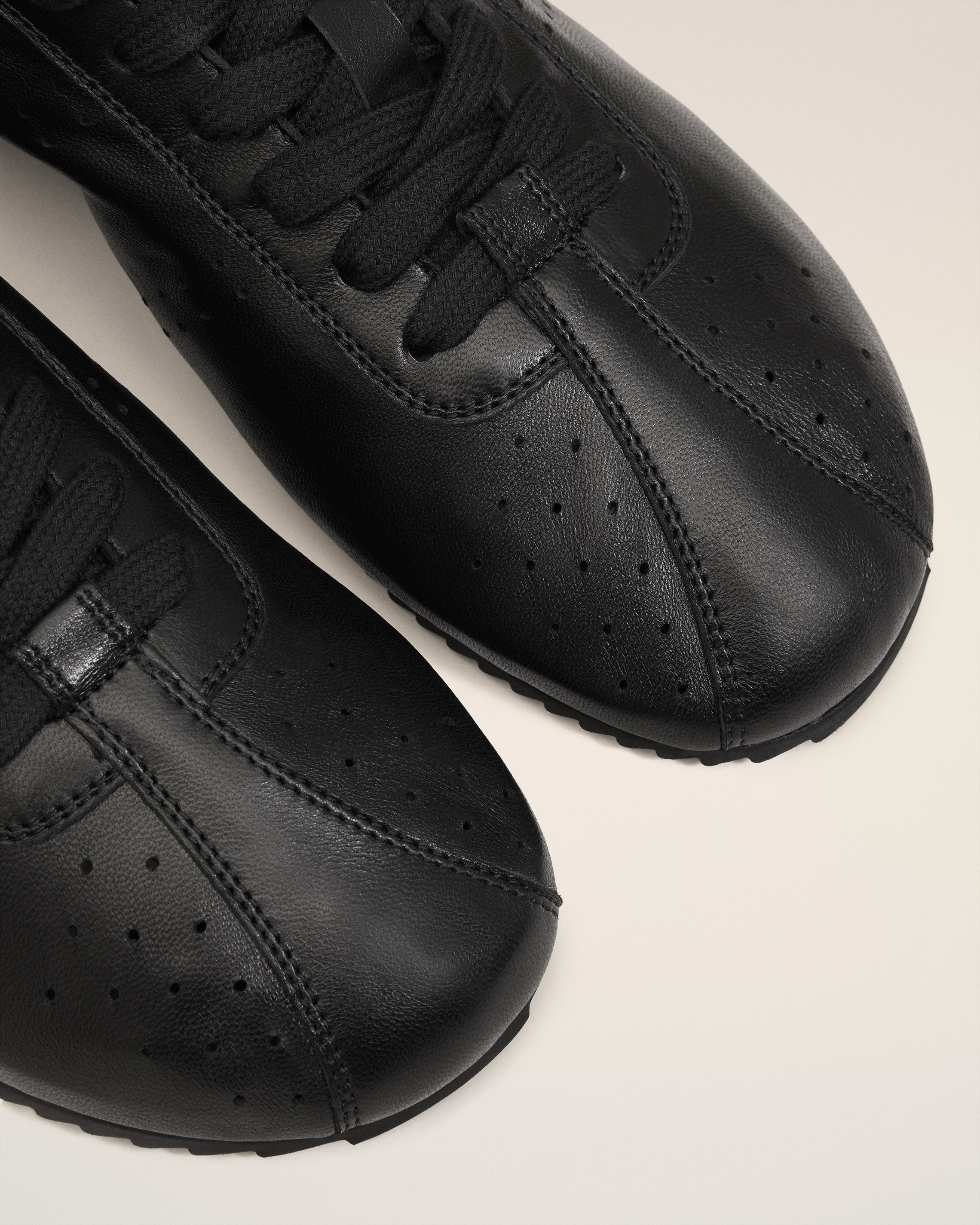 BLACK SMOOTH LEATHER LOW TOP STEP SNEAKERS - 9