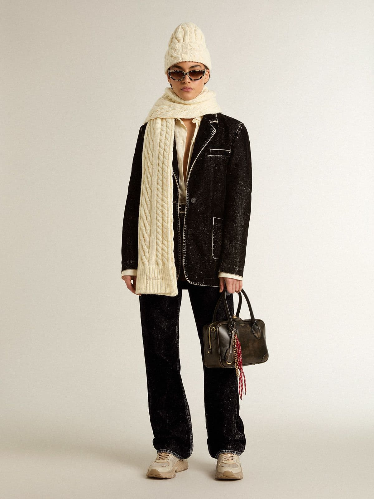Women's black jeans with a velvet-like wash effect - 3
