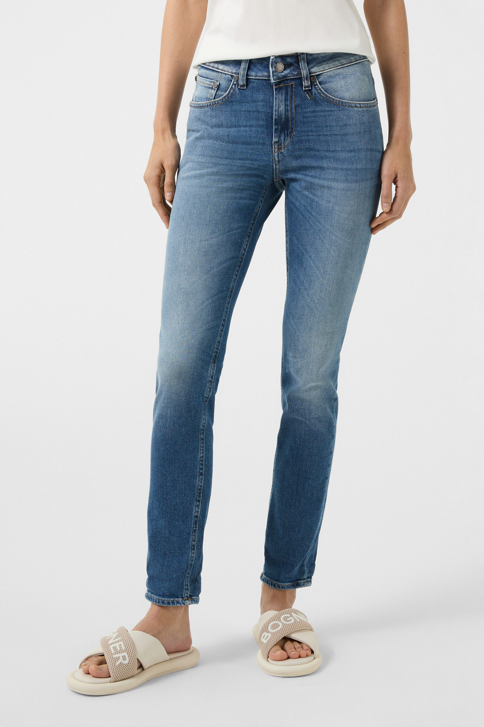 Bridget girlfriend fit jeans in Washed Denim Blue - 2
