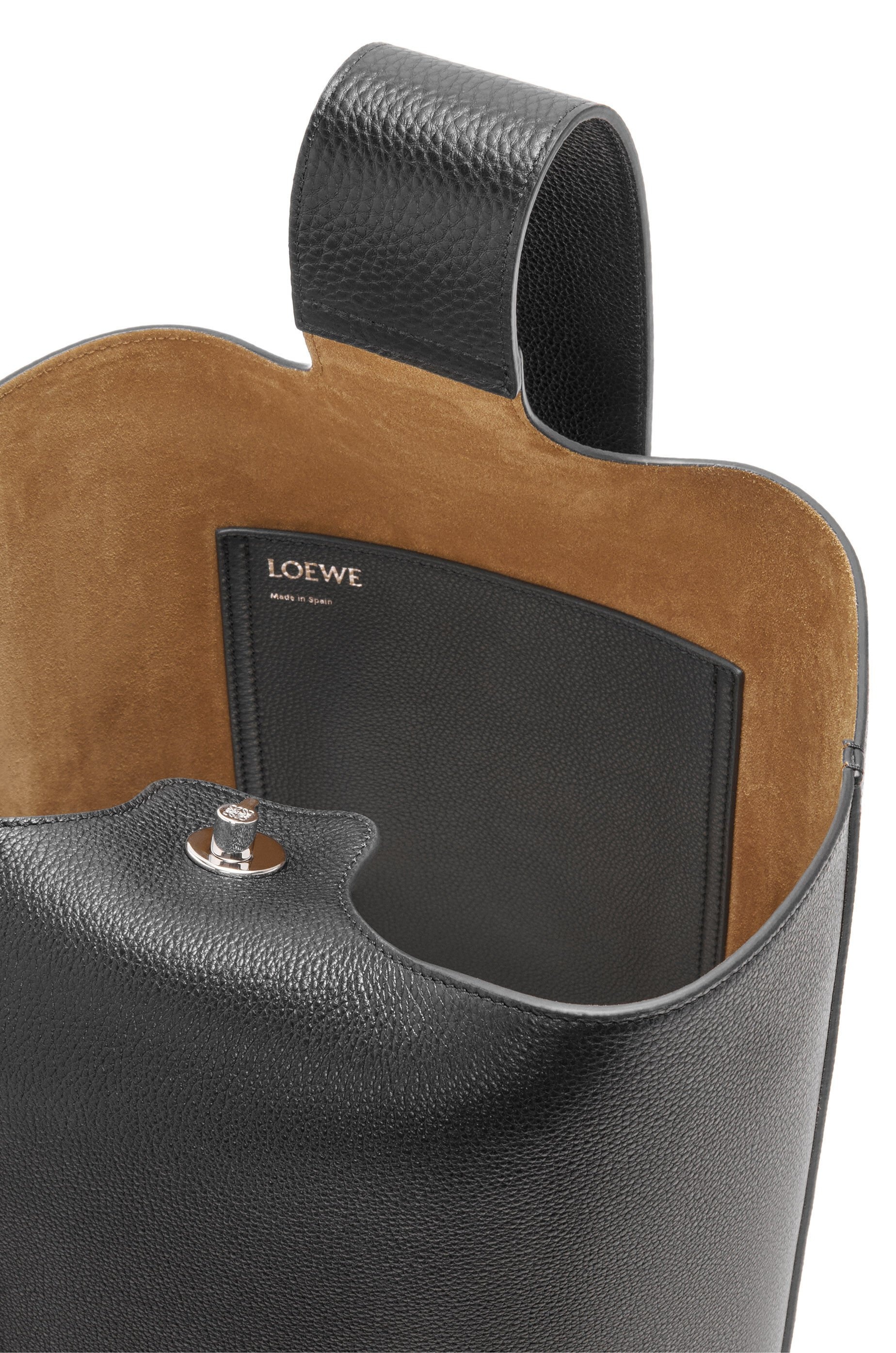 LOEWE｜ (Large Pebble bucket in supple grained calfskin Large Pebble bucket in supple grained calfskin Green - LOEWE