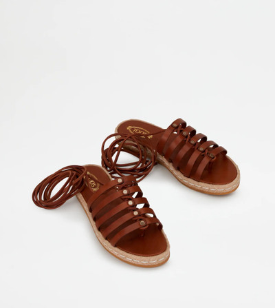 Tod's SANDALS IN LEATHER - BROWN outlook