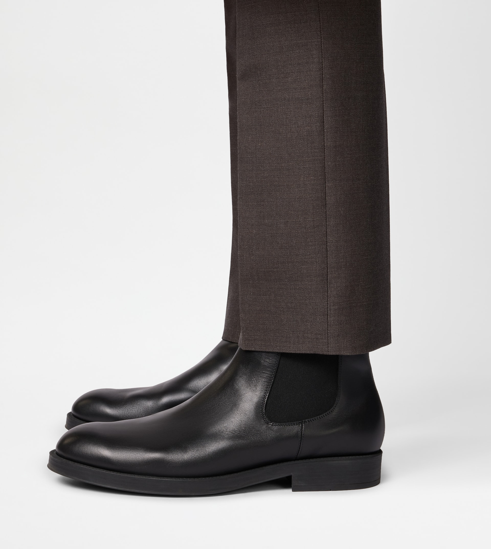 CHELSEA ANKLE BOOTS IN LEATHER - BLACK - 6