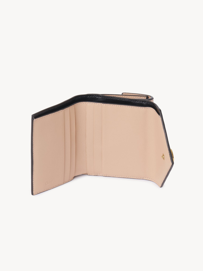 Chloé SMALL ENVELOPE TRI-FOLD IN GRAINED LEATHER outlook