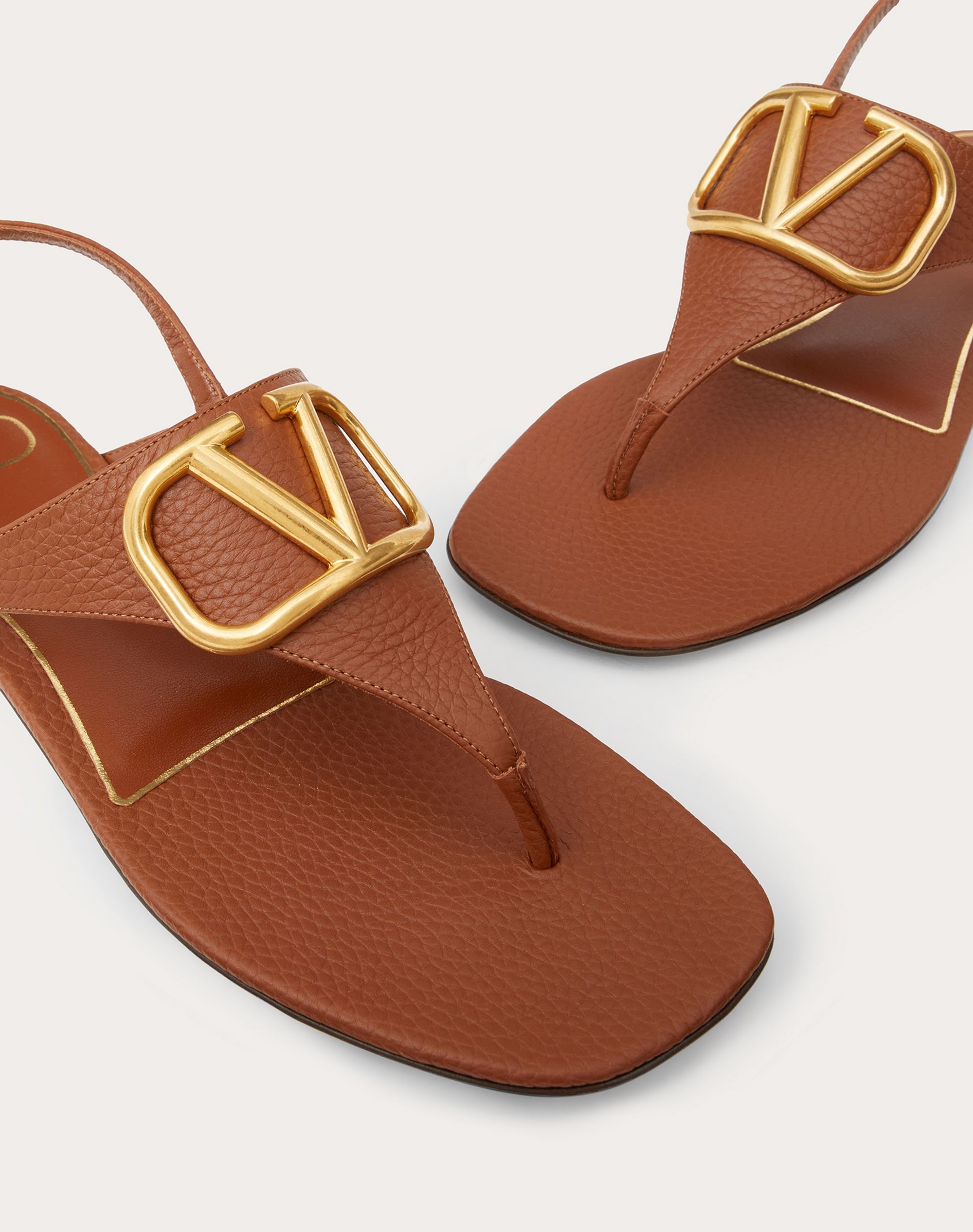 VLOGO SIGNATURE FLAT THONG SANDAL IN GRAINY CALFSKIN - 5