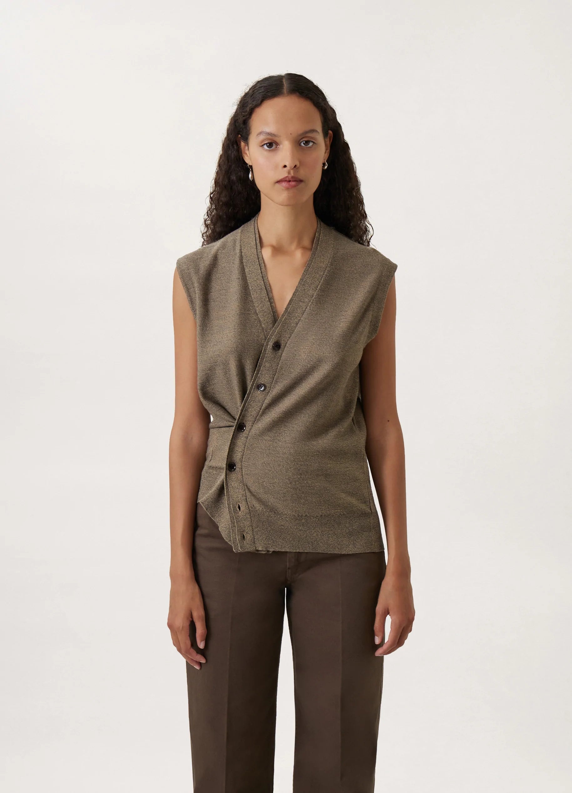 SLEEVELESS TWISTED CARDIGAN
MERINO BLEND - 2
