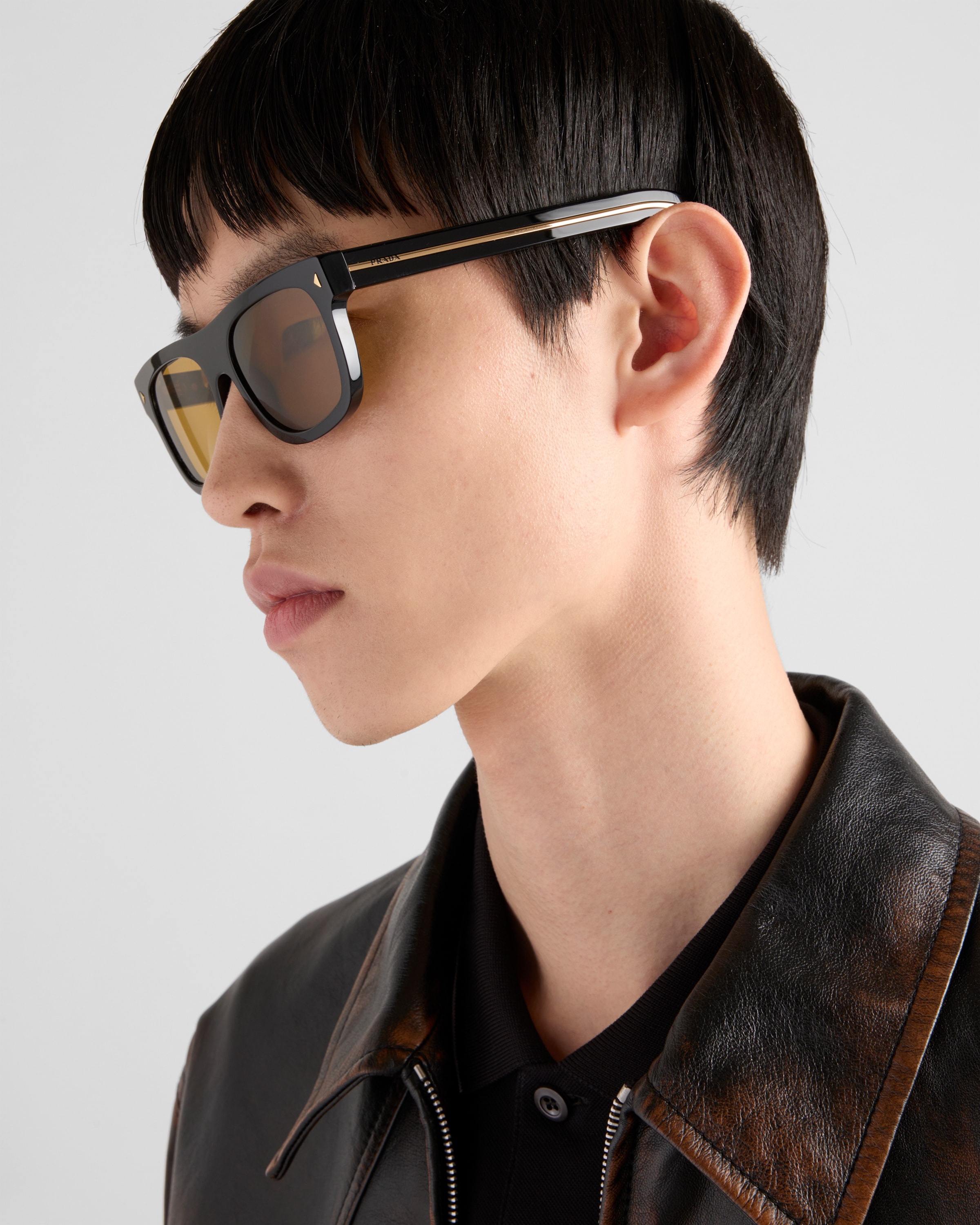 Sunglasses with the iconic metal plaque - 6