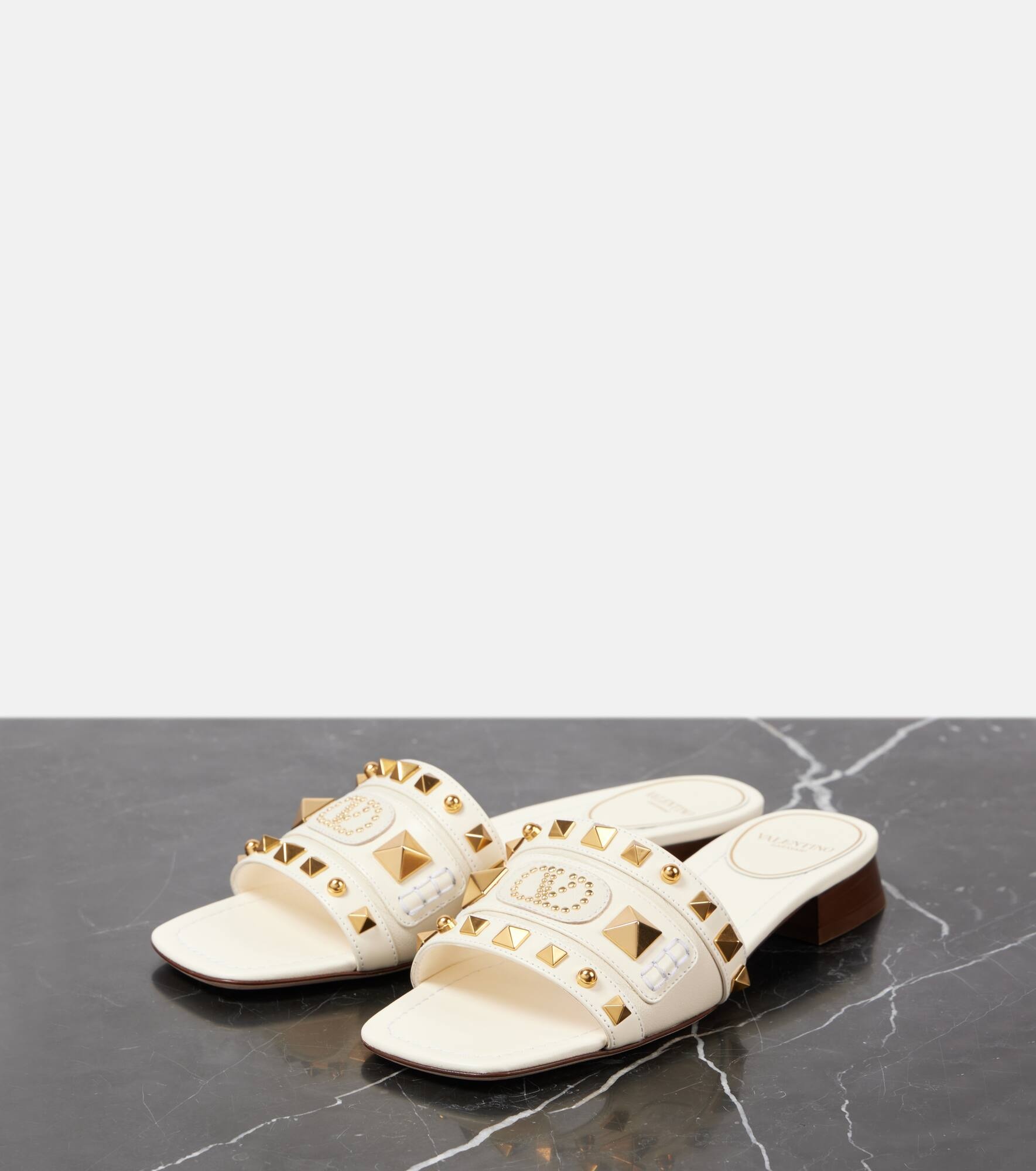 【関税込み】VALENTINO \"Plaster Caster\" slides Plaster Caster studded leather slides in white - Valentino