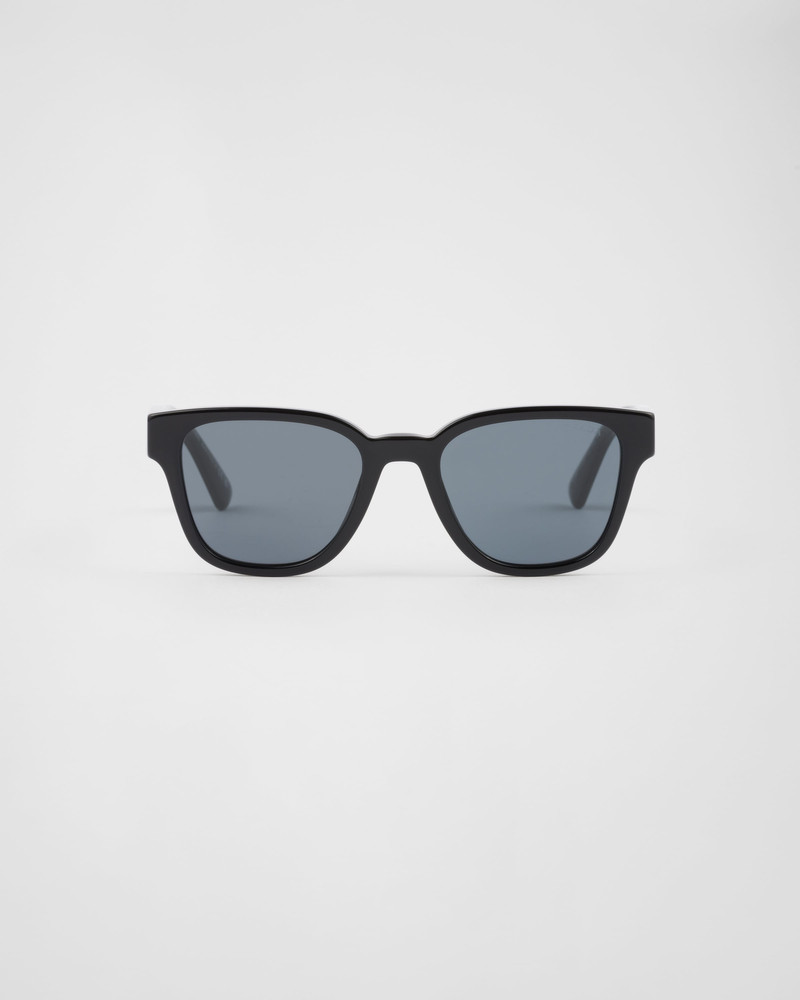 Sunglasses with iconic metal plaque 1