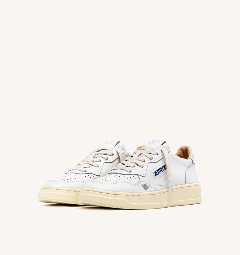 AUTRY MEDALIST LOW SNEAKERS IN WHITE LEATHER WITH SILVER DETAILS outlook