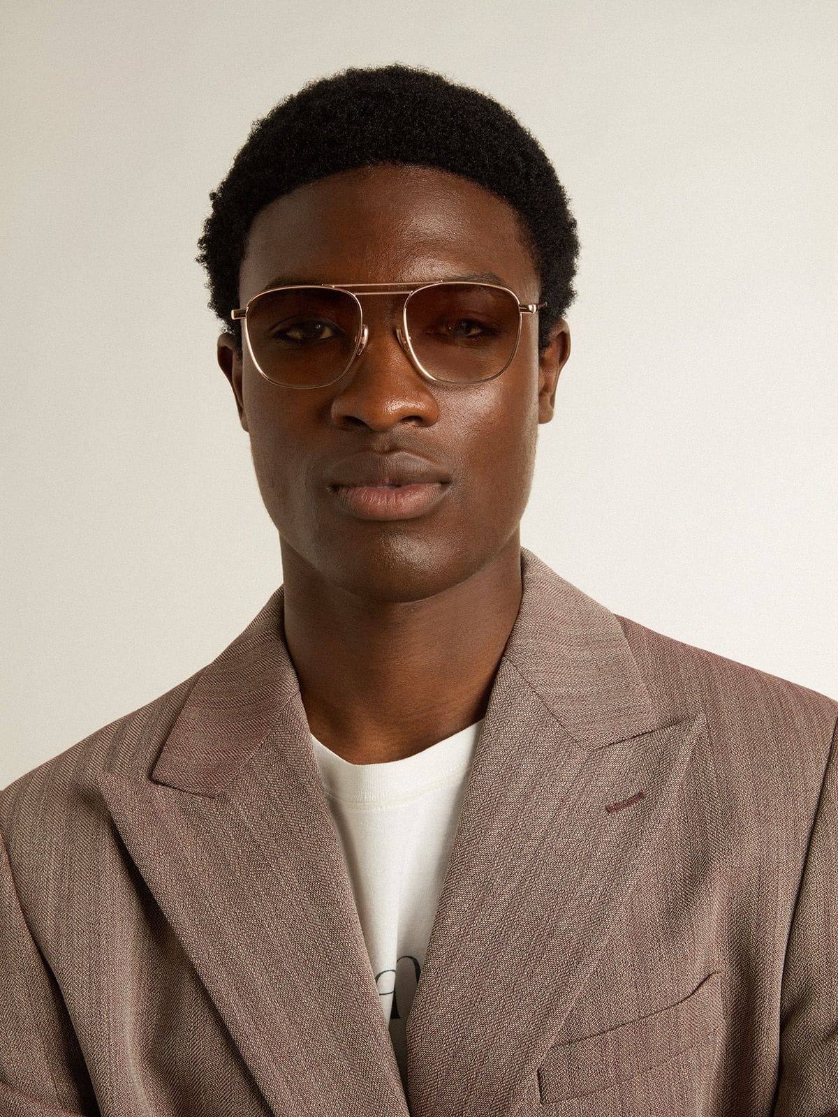 Aviator-style sunglasses with gold frame and beige lenses - 3