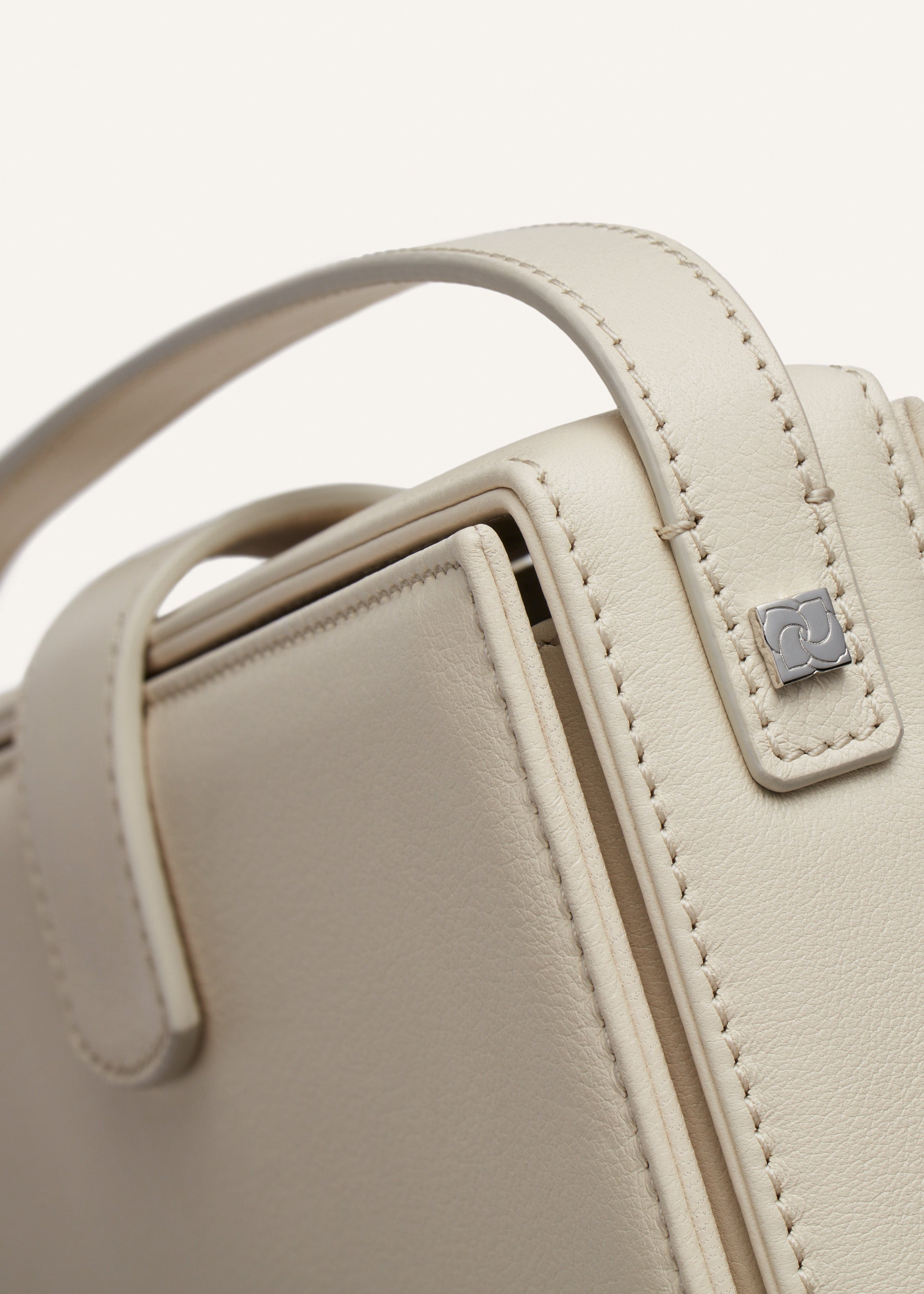 Apolonia bag in cream leather with flower charm - 3