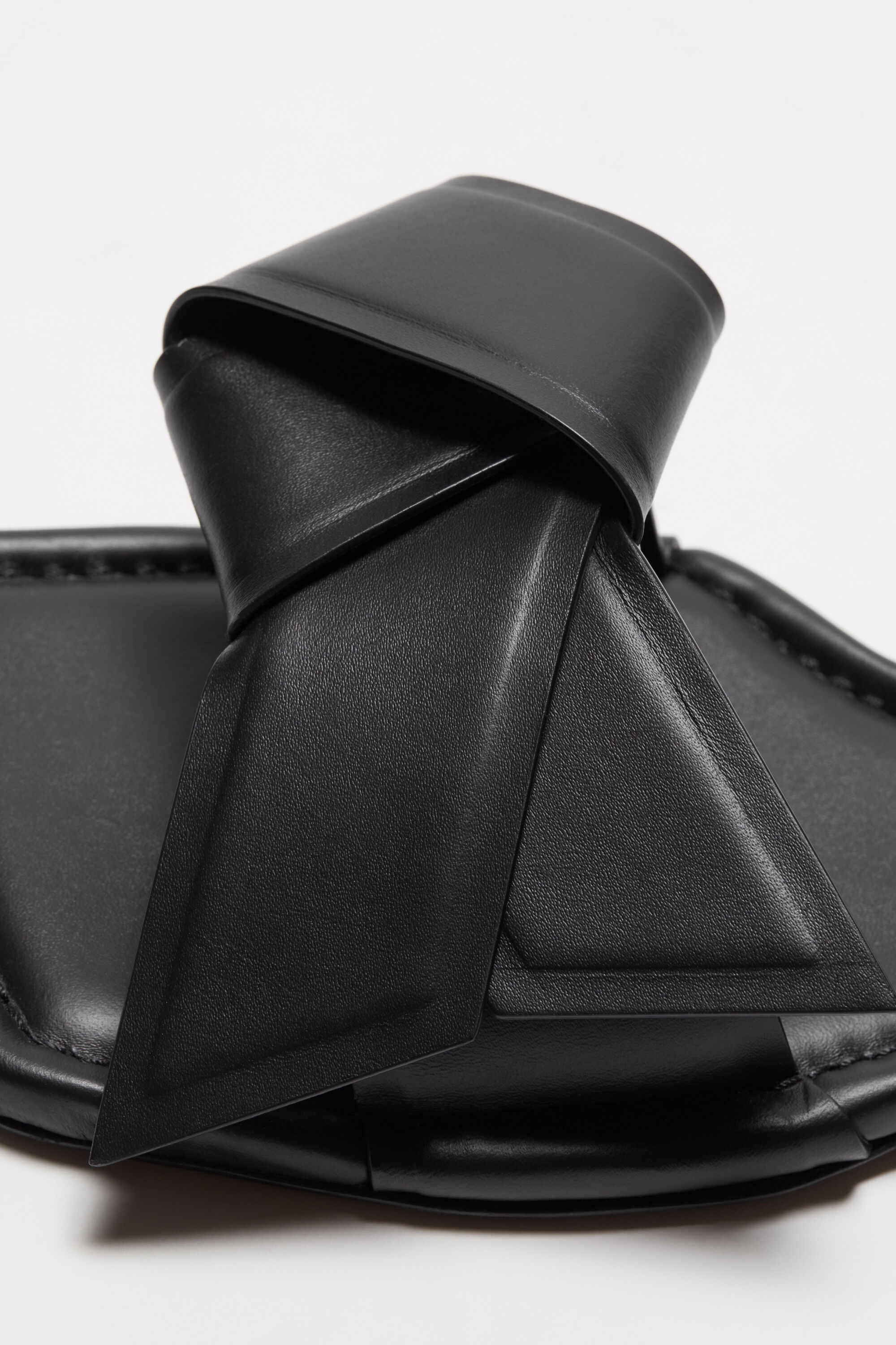 【送料&関税込】Acne Studios Musubi Black Sandals Acne Studios Musubi leather sandal - Black | REVERSIBLE