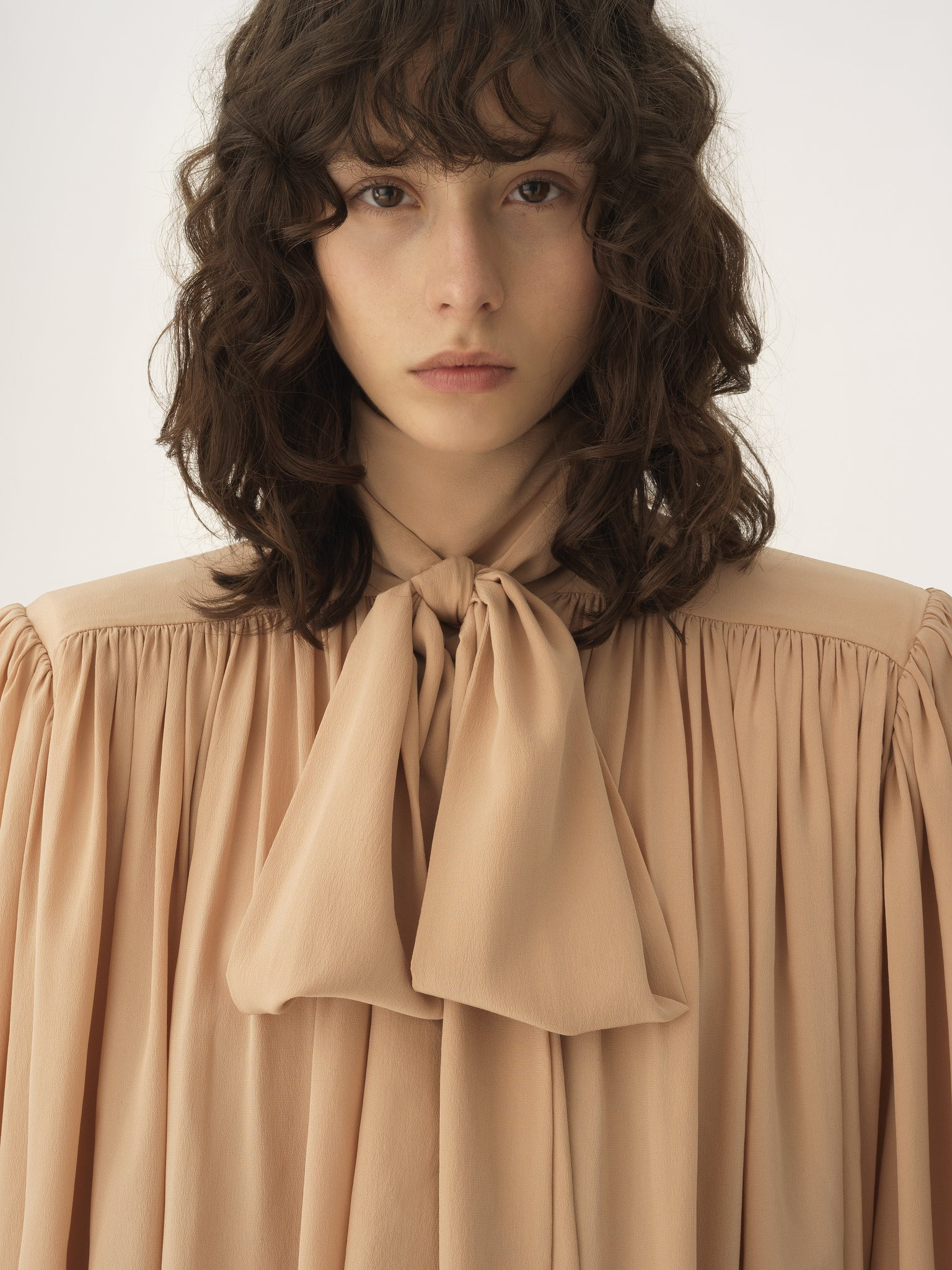 OVERSIZED GATHERED LAVALLIÈRE BLOUSE IN CRÊPE DE CHINE - 7
