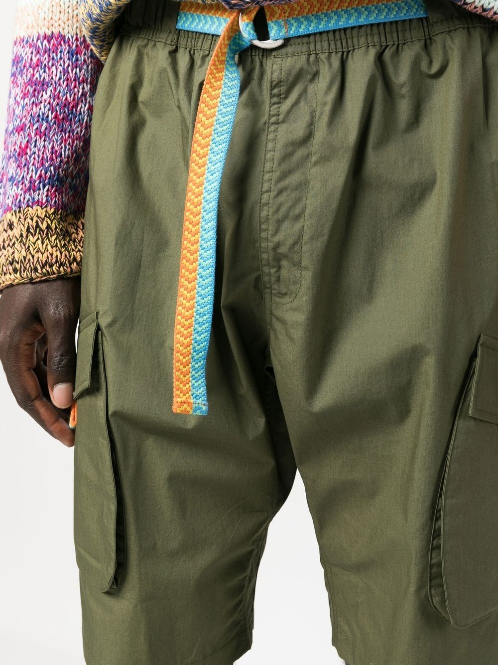 contrasting-belt cotton cargo shorts - 5