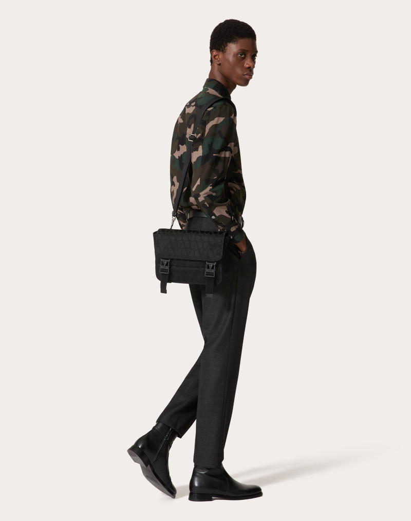 TOILE ICONOGRAPHE는 LEATHER DETAILS를 가진 기술적인 FABRIC에 있는 부대를 제거합니다 2