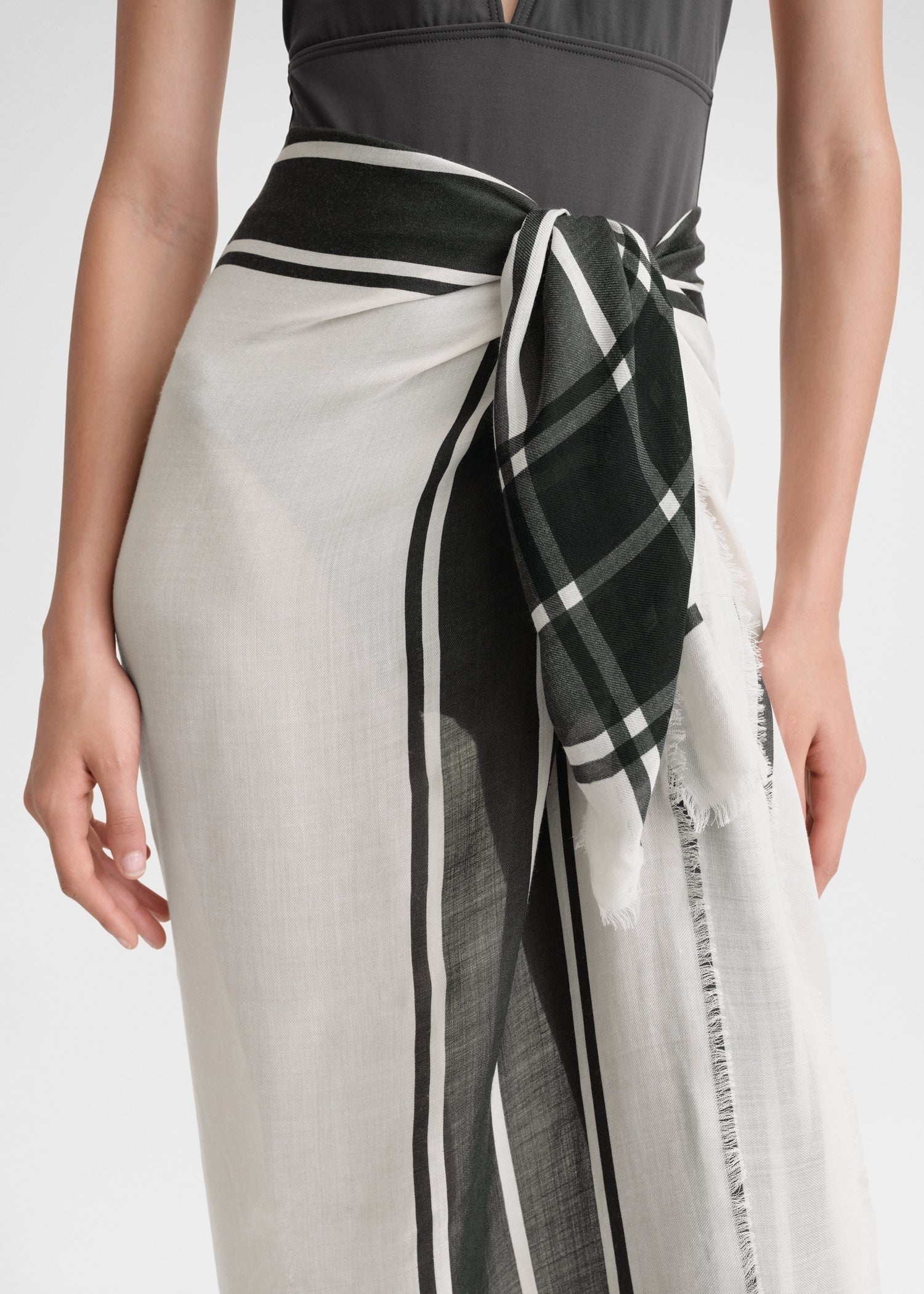 Wool silk blanket scarf black/ecru - 5