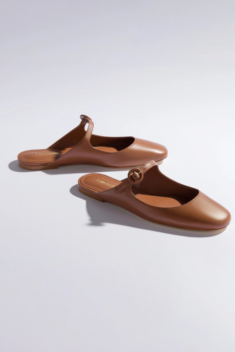 Larroudé Blair Flat Mule In Caramel Leather outlook