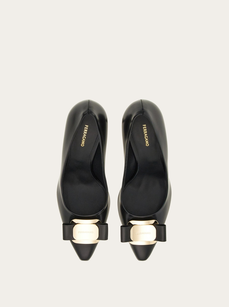 FERRAGAMO New Vara plate pump outlook