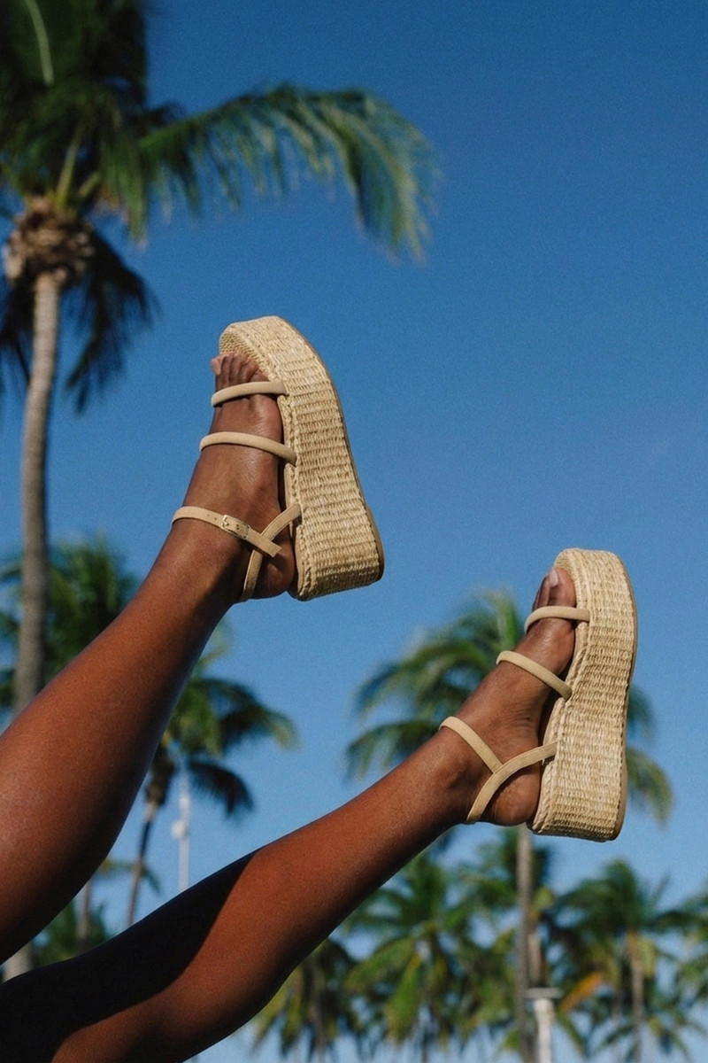 Larroudé Gio Flatform Peanut Suede outlook