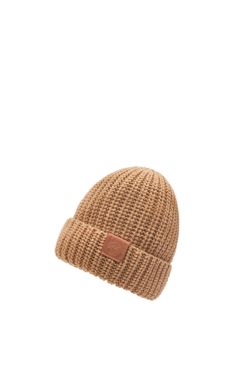 Anagram brooch beanie in wool 3
