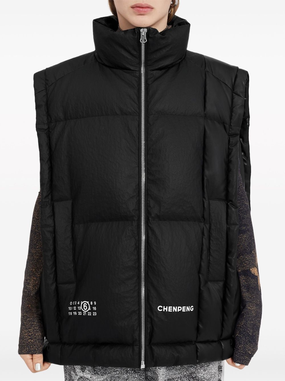 x Chen Peng numbers-logo padded gilet - 5