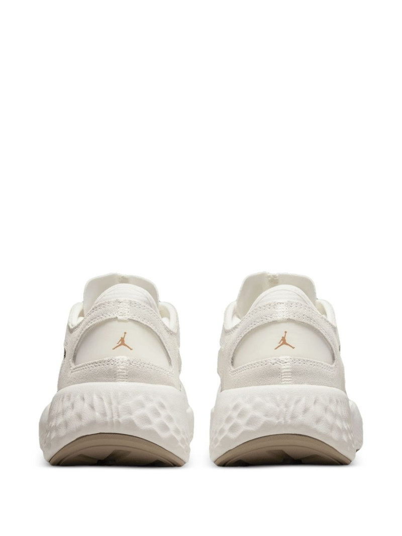 Delta 3 low trainers 3