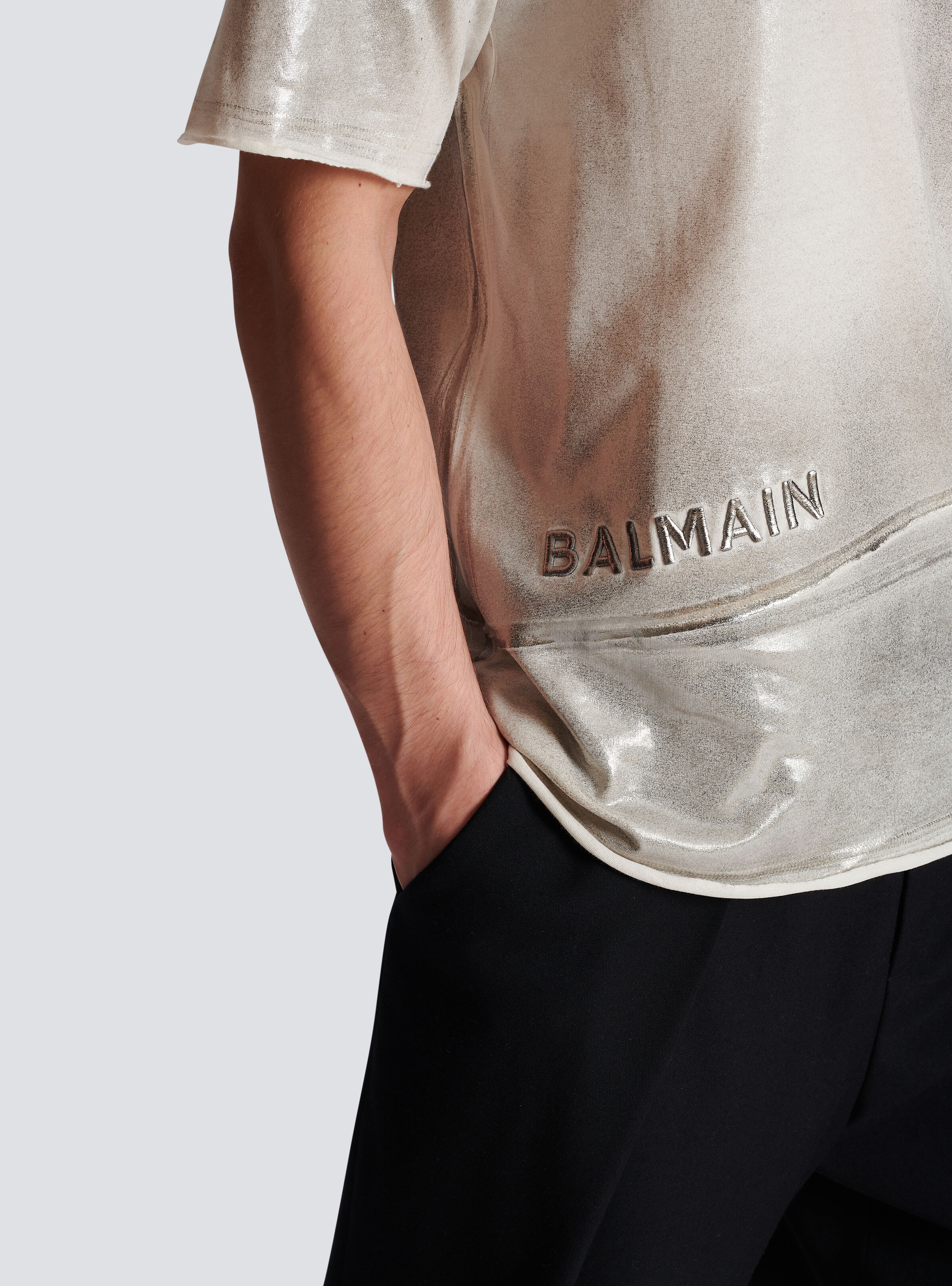 Asymmetrical eco-responsible cotton T-shirt with Balmain logo pleat print - 8