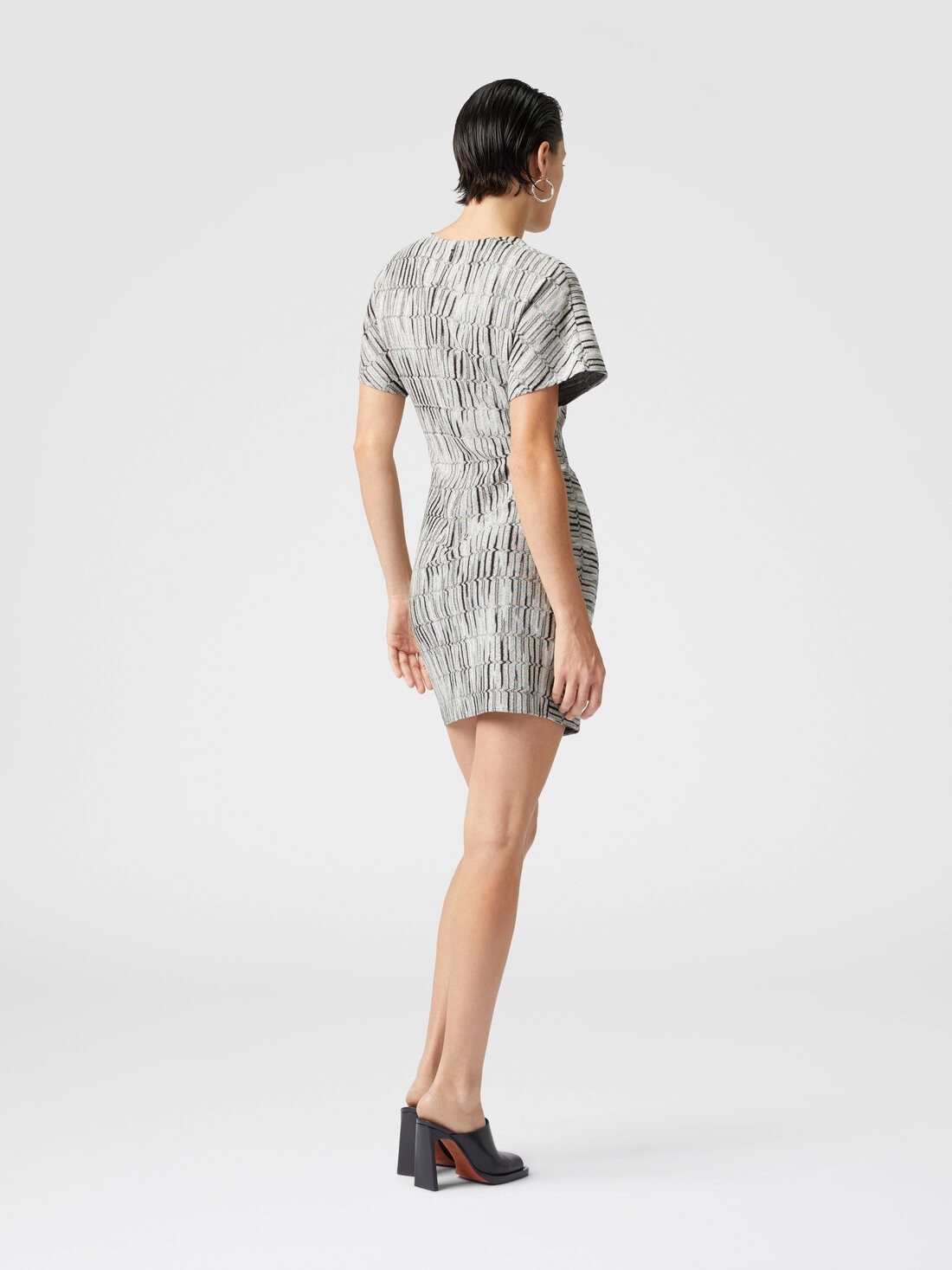 Short-sleeved mini-dress with Greek lamé motif and slit - 3