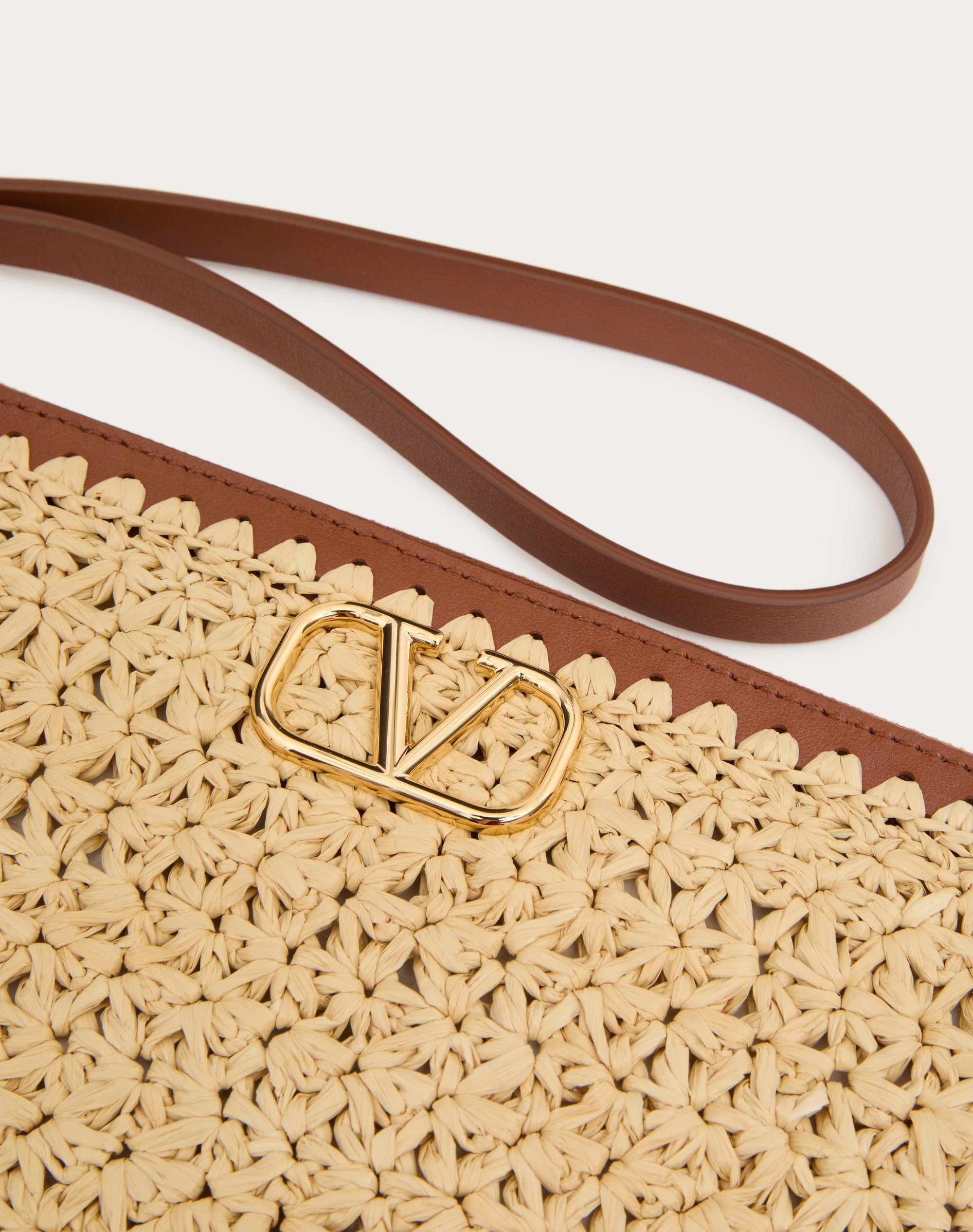 VLOGO SIGNATURE CLUTCH BAG IN RAFFIA - 7