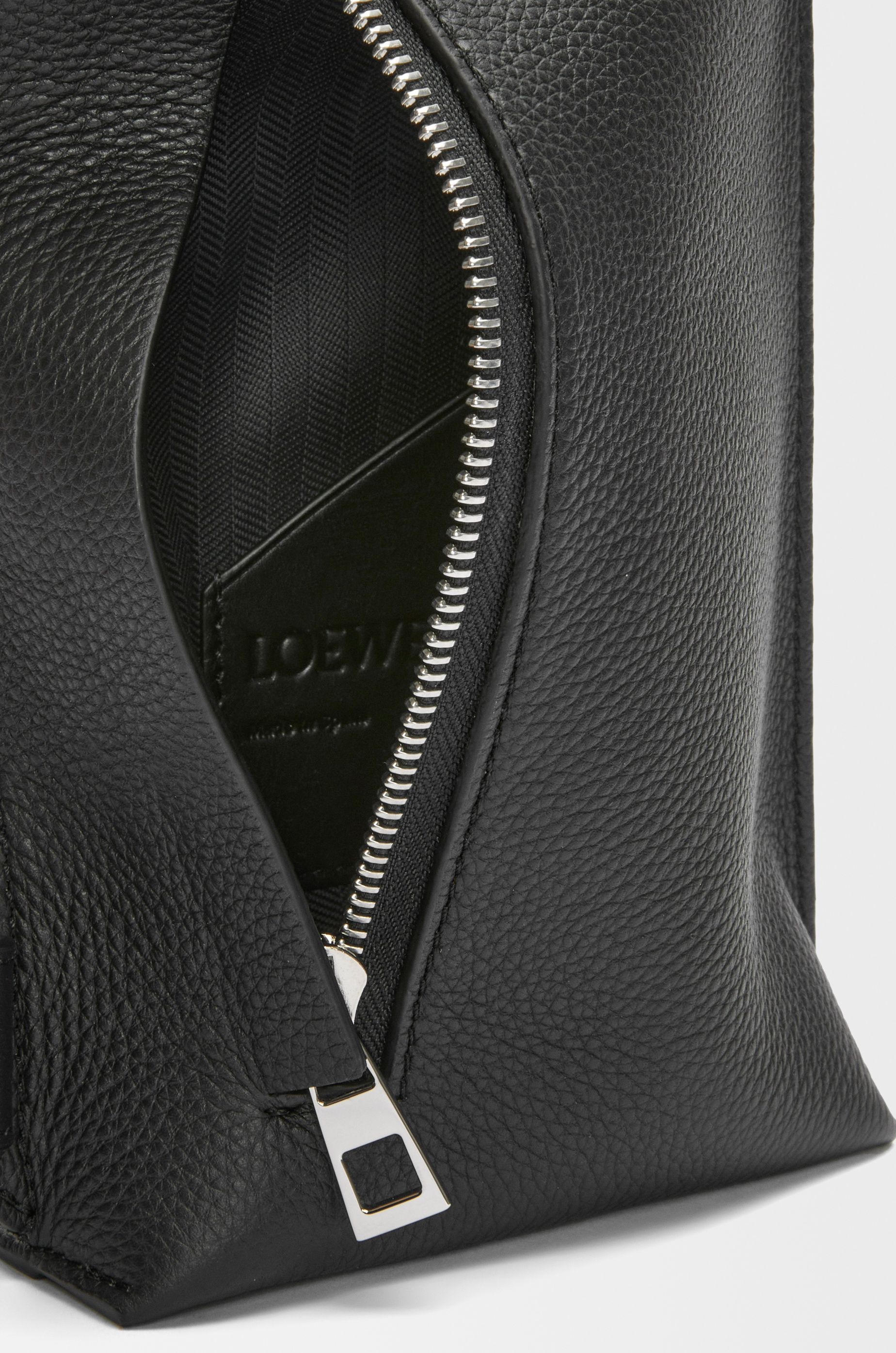 Vertical T Pocket in grained calfskin - 5
