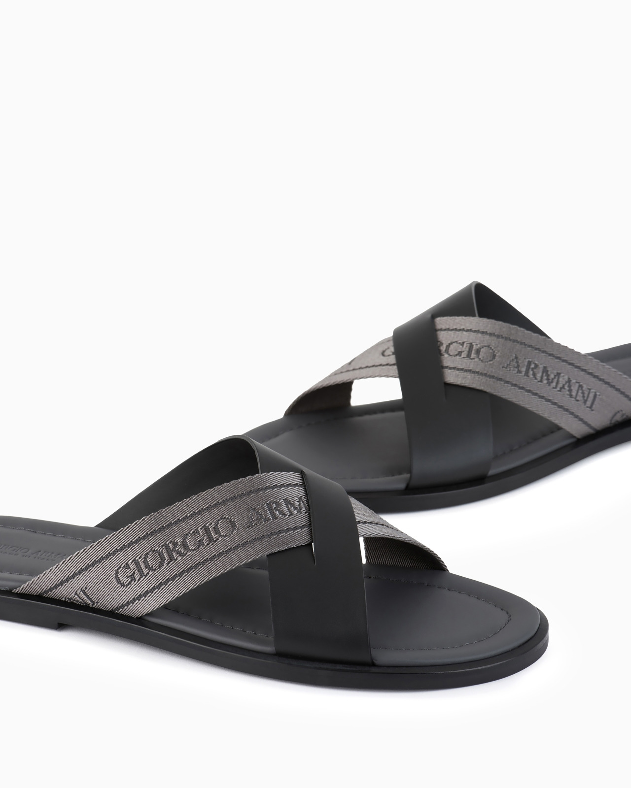 Leather cross sandals with two-toned tape - 3