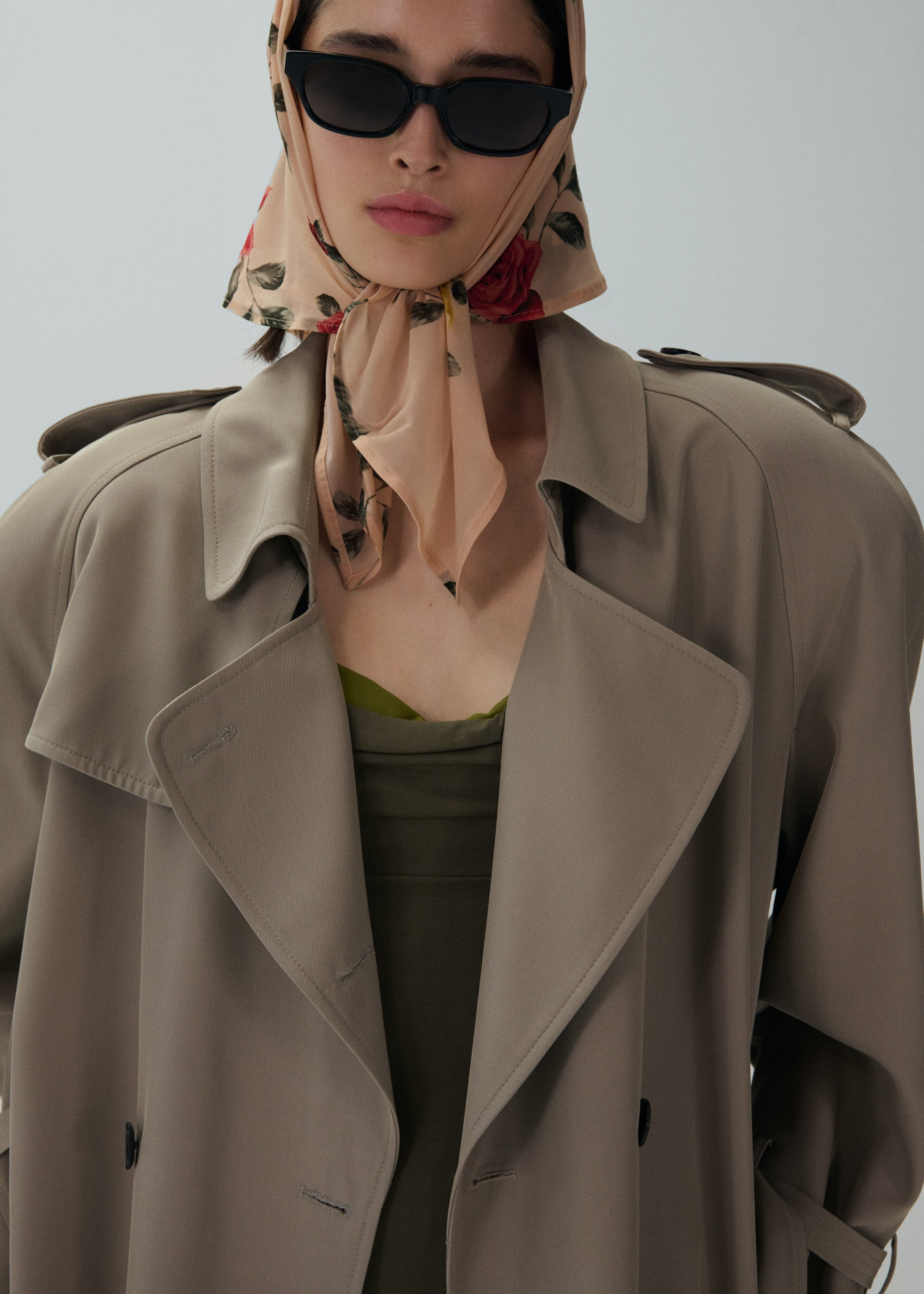 Relaxed silk trench coat in khaki - 5