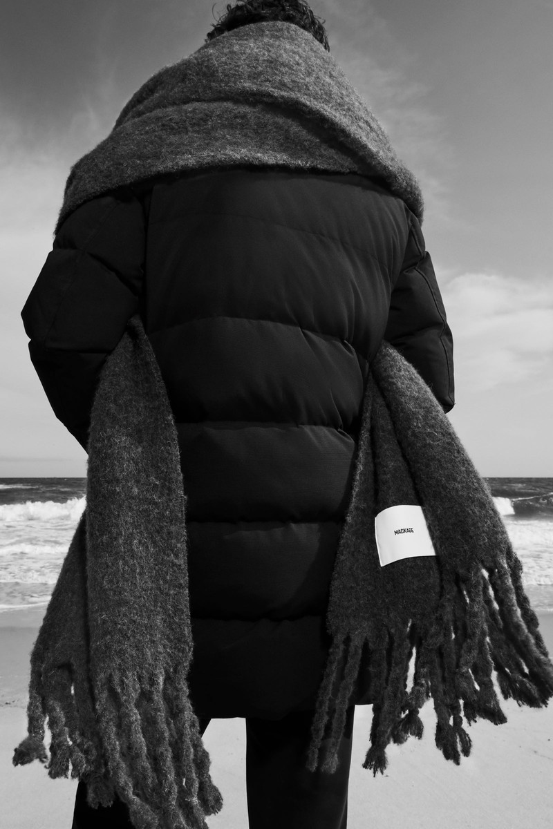 MACKAGE COLBY Rectangular wool scarf with fringed ends outlook