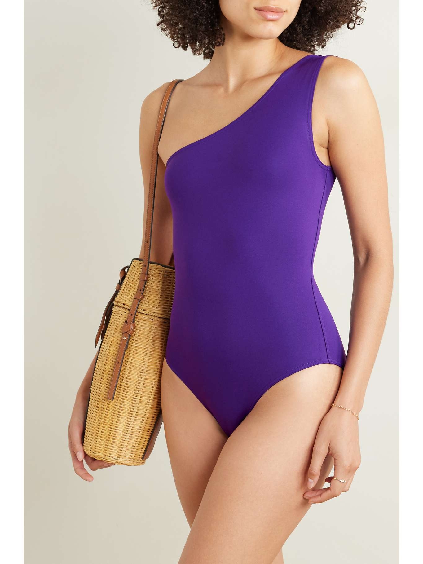 【ERES】les essentiels effigie one-shoulder swimsuit ERES Les Essentiels Effigie One-Shoulder Swimsuit in Off