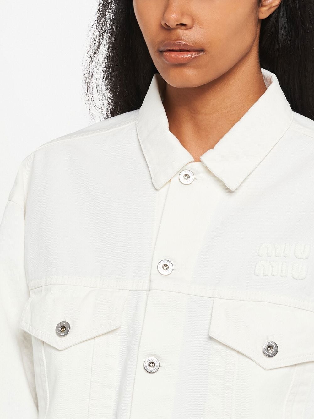embroidered-logo cropped denim jacket - 5
