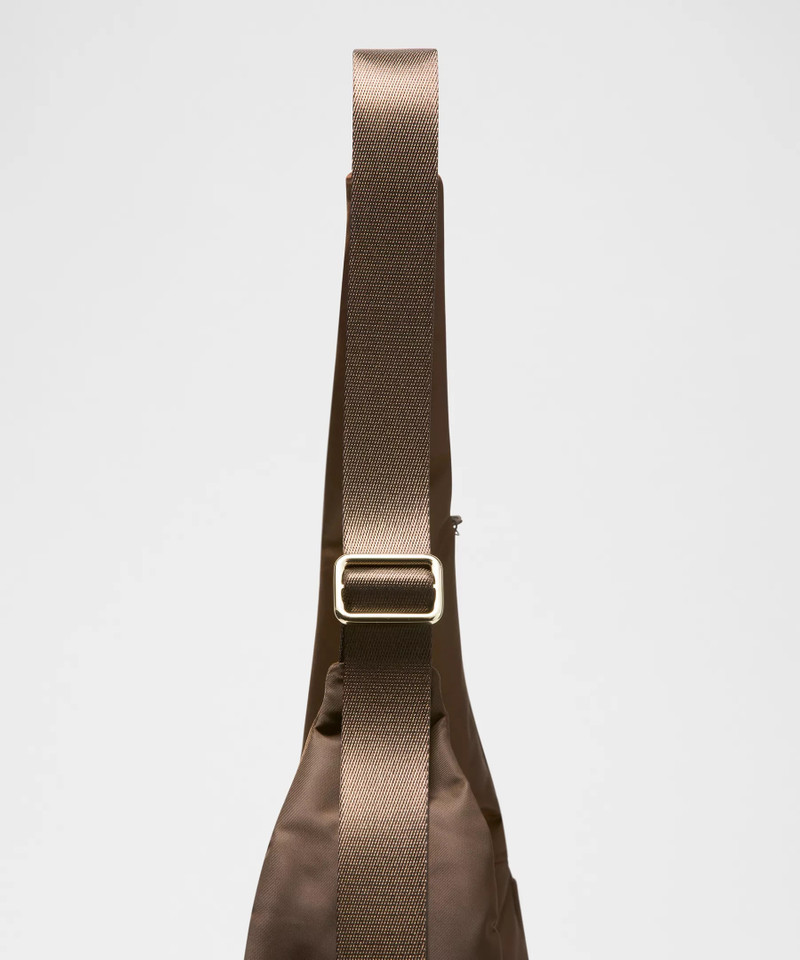 City Essentials Oversized Shoulder Bag 18L 4